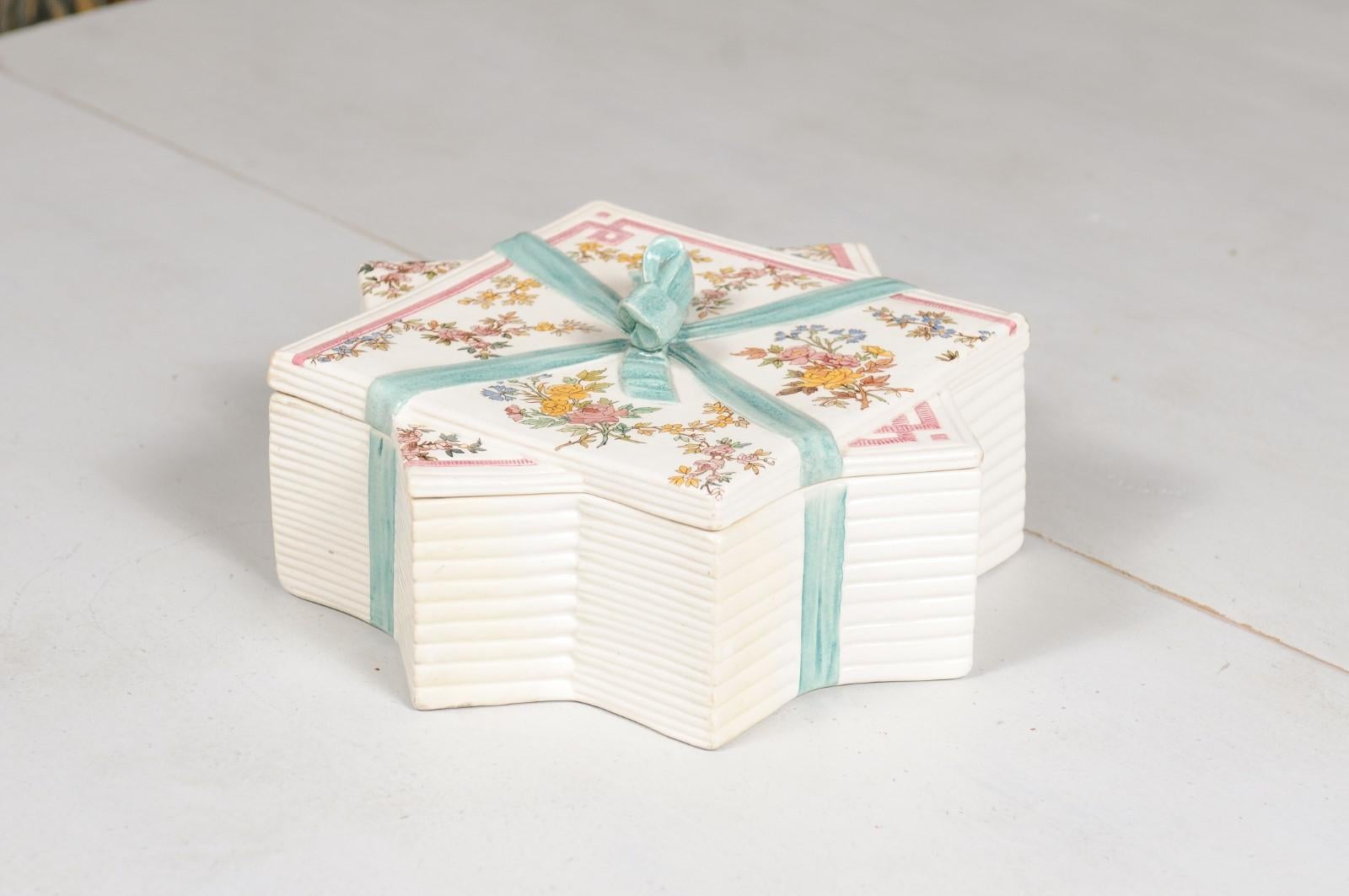 Boîte en porcelaine Sarreguemines en forme d'étoile du 19ème siècle avec motifs floraux en vente 6