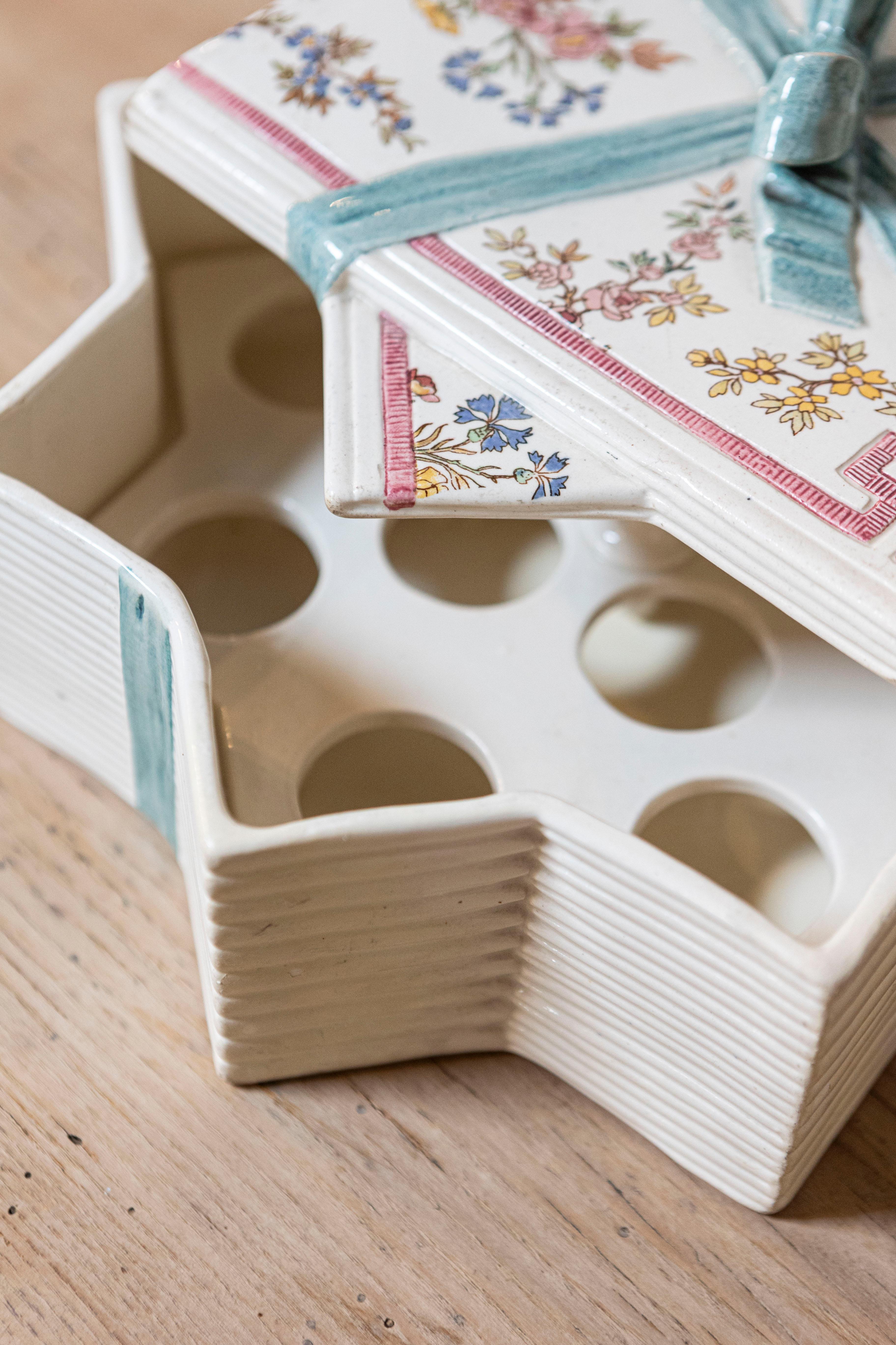 French 19th Century Sarreguemines Star-Shaped Porcelain Box with Floral Motifs For Sale 2