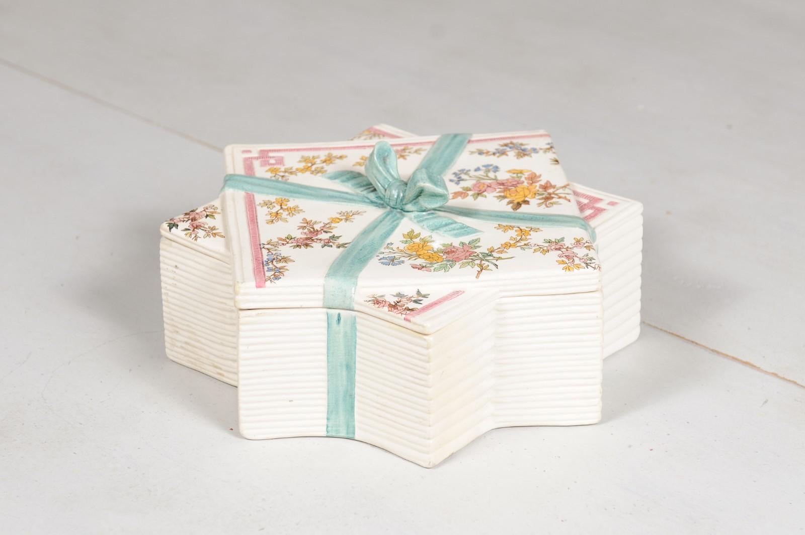 Boîte en porcelaine Sarreguemines en forme d'étoile du 19ème siècle avec motifs floraux en vente 7