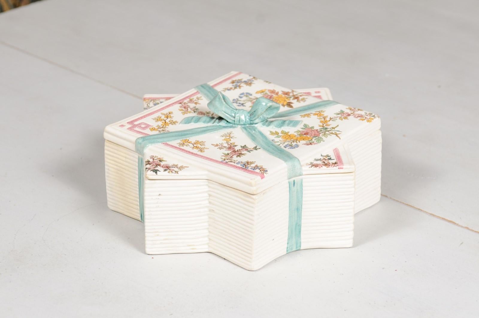 Boîte en porcelaine Sarreguemines en forme d'étoile du 19ème siècle avec motifs floraux en vente 8