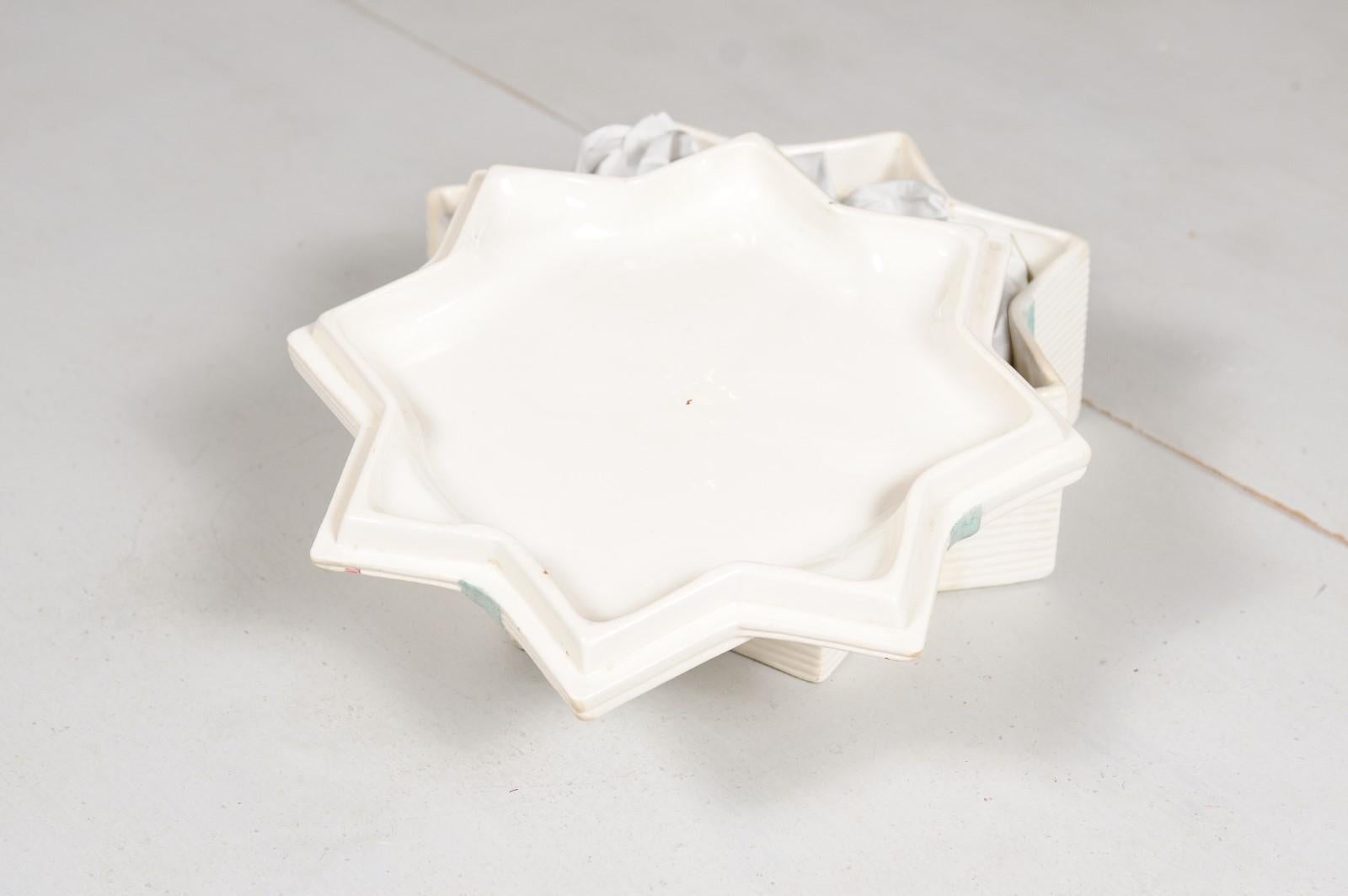 Boîte en porcelaine Sarreguemines en forme d'étoile du 19ème siècle avec motifs floraux en vente 1