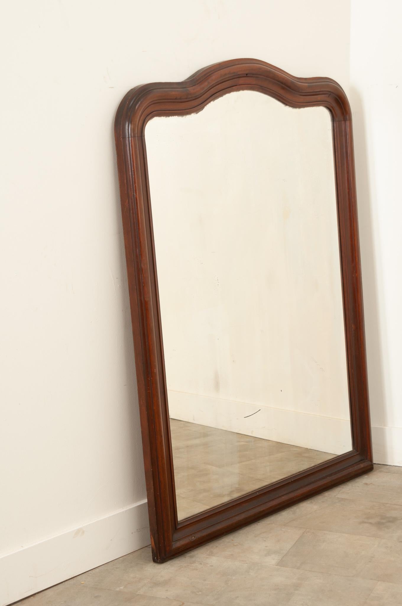 French 19th Century Scalloped Walnut Mirror In Good Condition For Sale In Baton Rouge, LA
