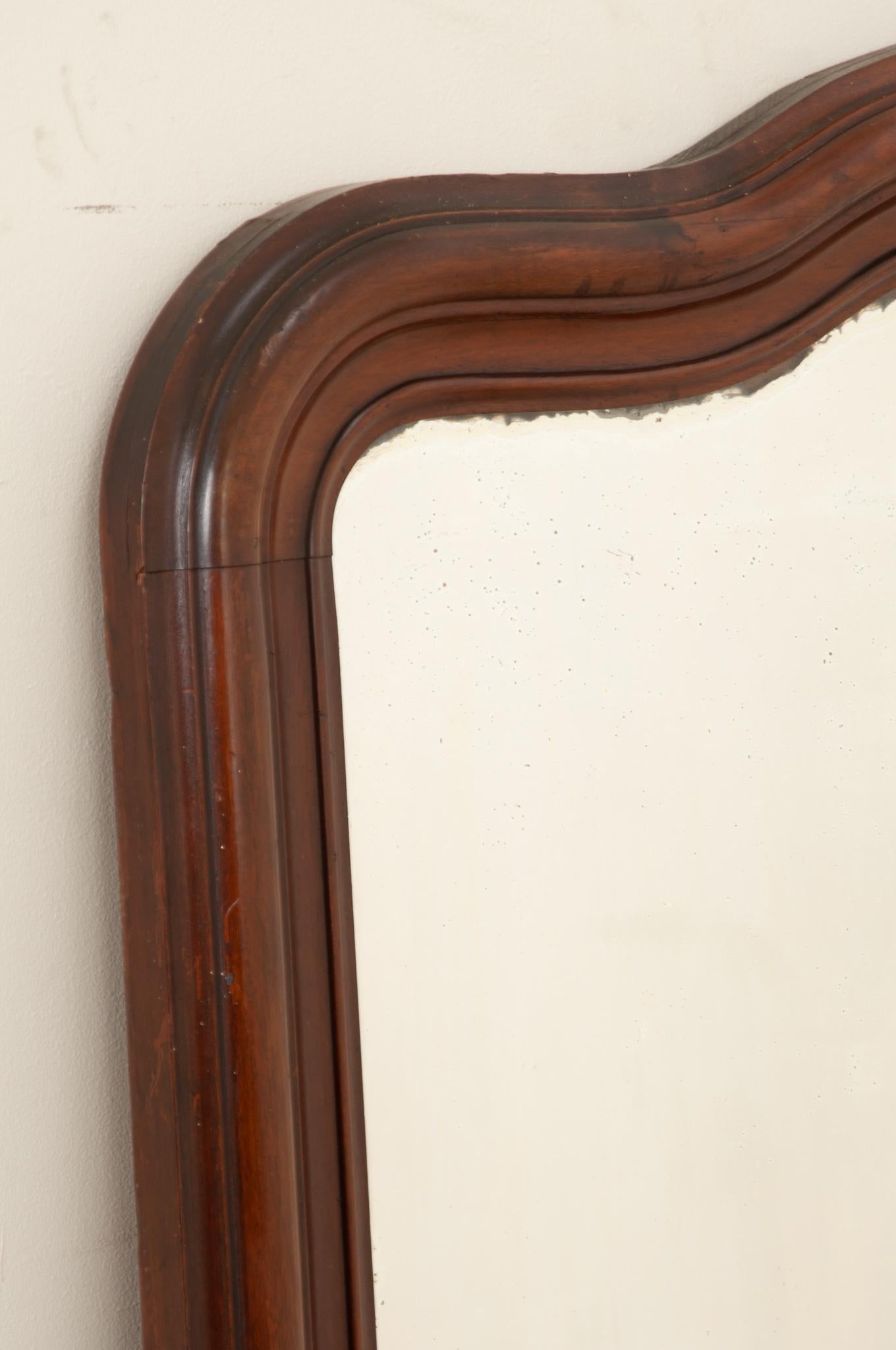 French 19th Century Scalloped Walnut Mirror In Good Condition In Baton Rouge, LA