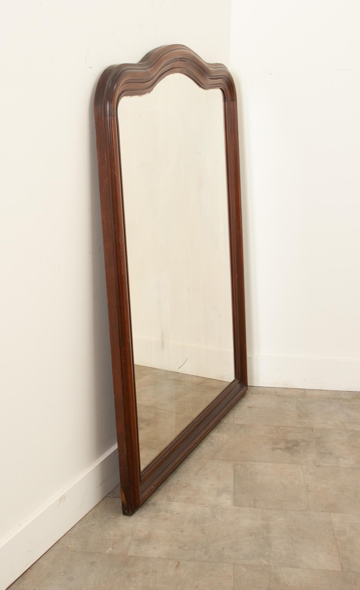 French 19th Century Scalloped Walnut Mirror For Sale 3