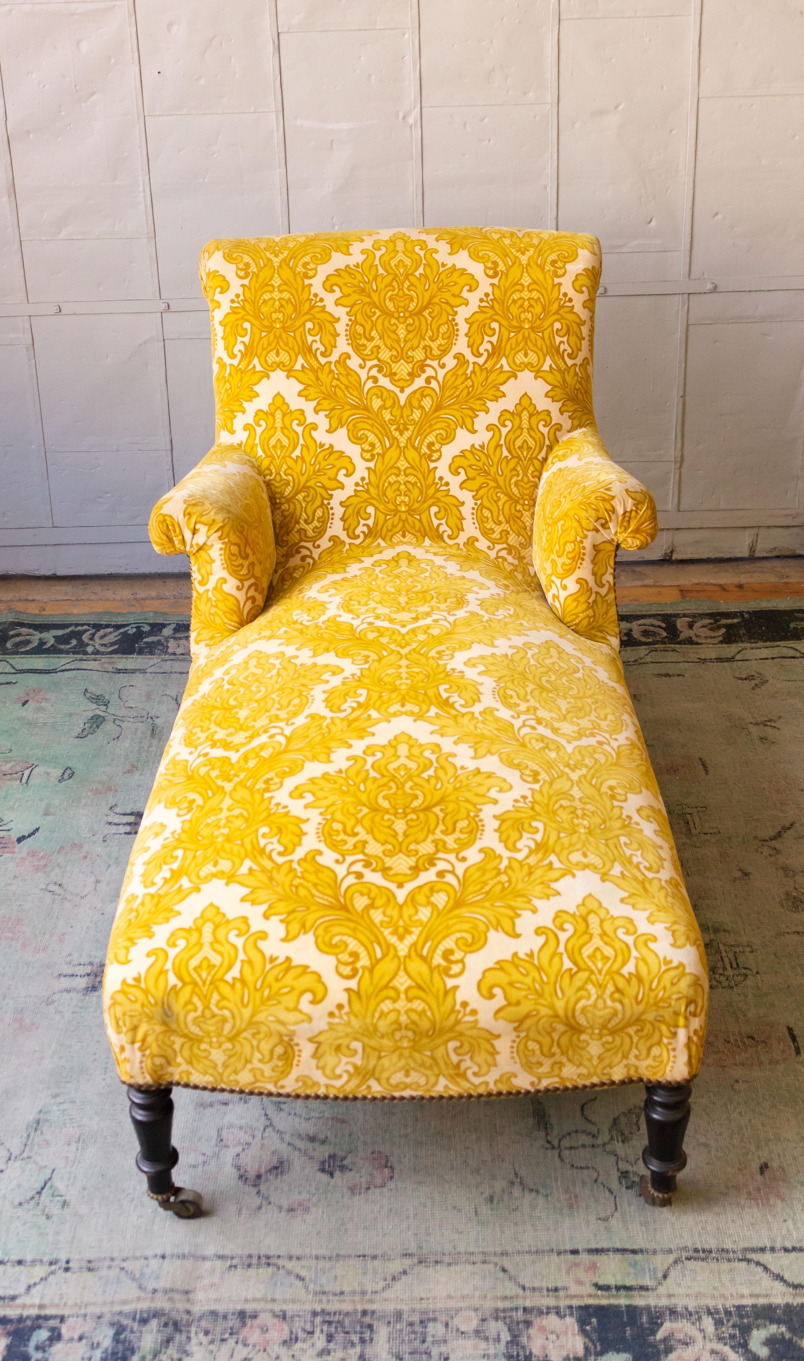 French 19th Century Scrolled Back Chaise Longue in Patterned Gold Velvet In Good Condition In Buchanan, NY