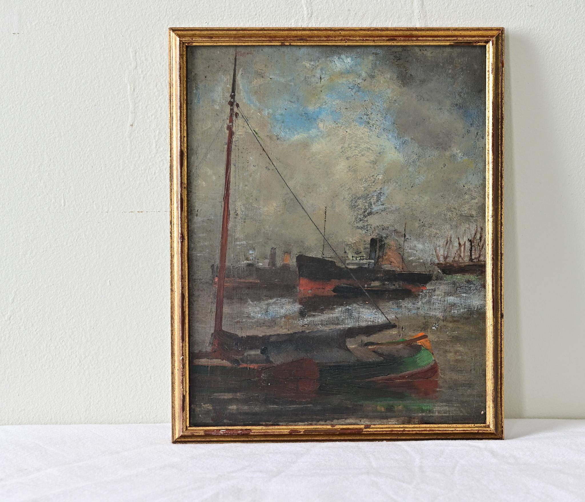 Questo piccolo olio su tavola raffigura una scena lunatica di barche a vela e navi sotto una copertura nuvolosa dinamica. Circondato da una cornice dorata complementare e fissato con un filo di ferro, questo interessante quadro è pronto per essere