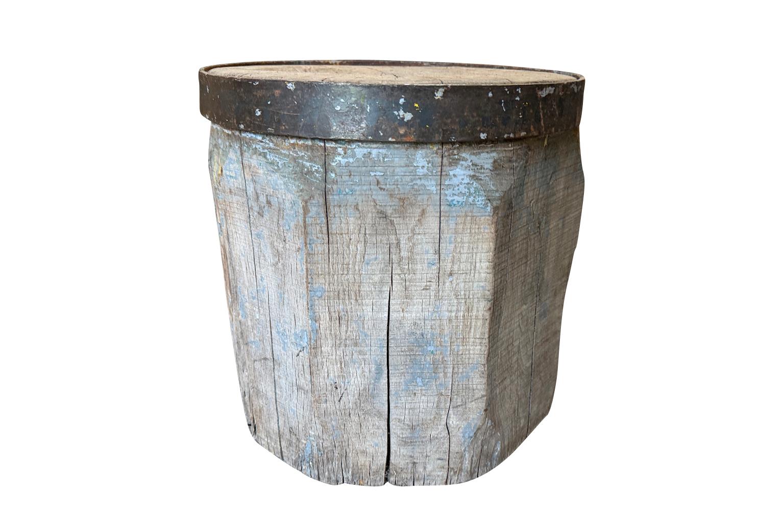 Une très charmante Selette du 19ème siècle provenant de la région de l'Ardèche en France. Merveilleusement fabriqué à partir d'un tronc de chêne avec un anneau de fer. Une table de cocktail parfaite pour tout environnement rustique. 