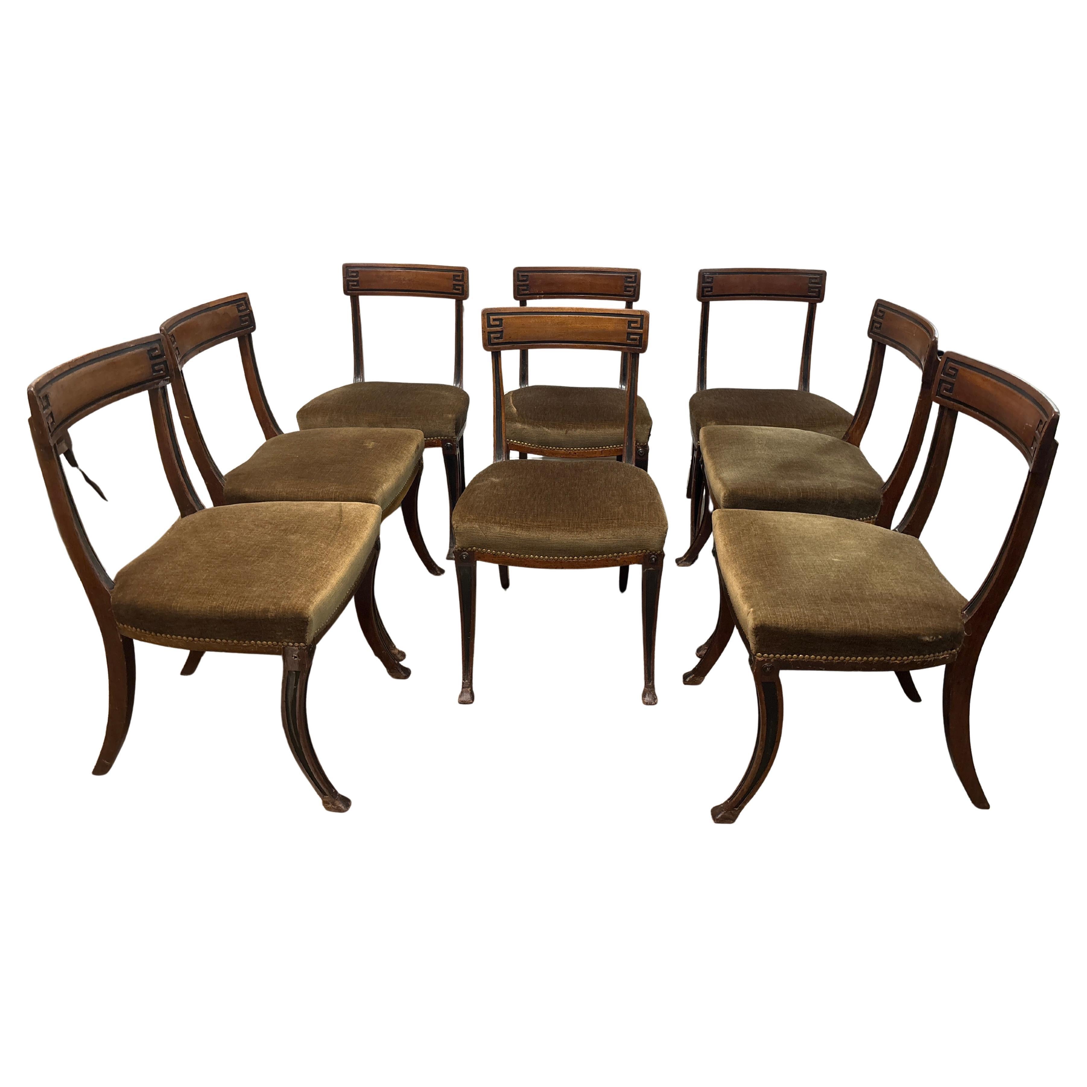 Magnifique ensemble de 8 chaises de salle à manger, elles sont faites de bois de noyer et d'acajou et de peinture noire à l'intérieur de la courbe le long des pieds et du dessus. Ils ont une assise large et sont joliment incurvés au niveau des