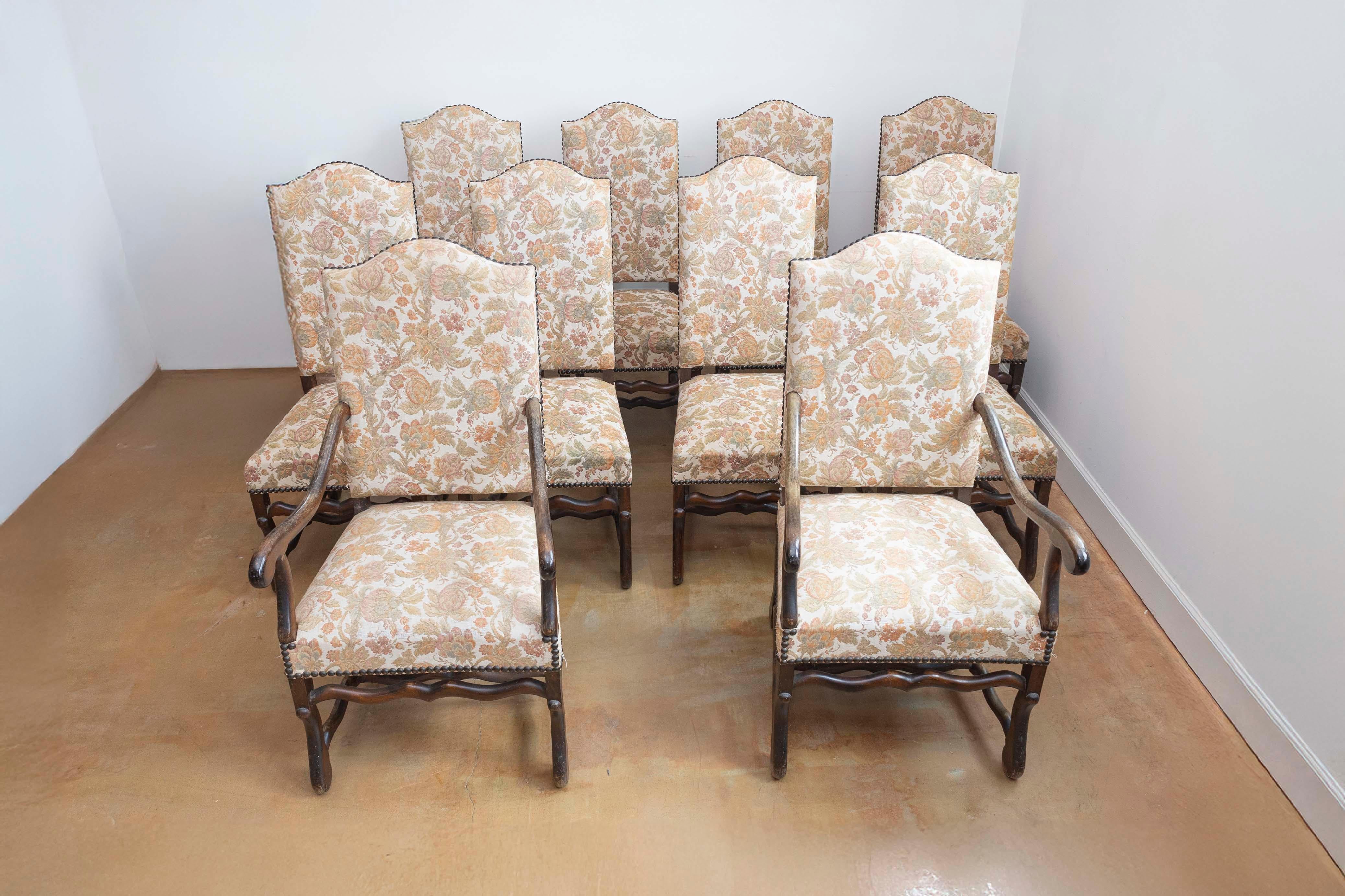 Cet élégant ensemble de dix chaises de salle à manger françaises, comprenant huit chaises d'appoint et deux fauteuils, illustre la grâce et le savoir-faire du design français du XIXe siècle. Les chaises sont fabriquées en bois massif, probablement