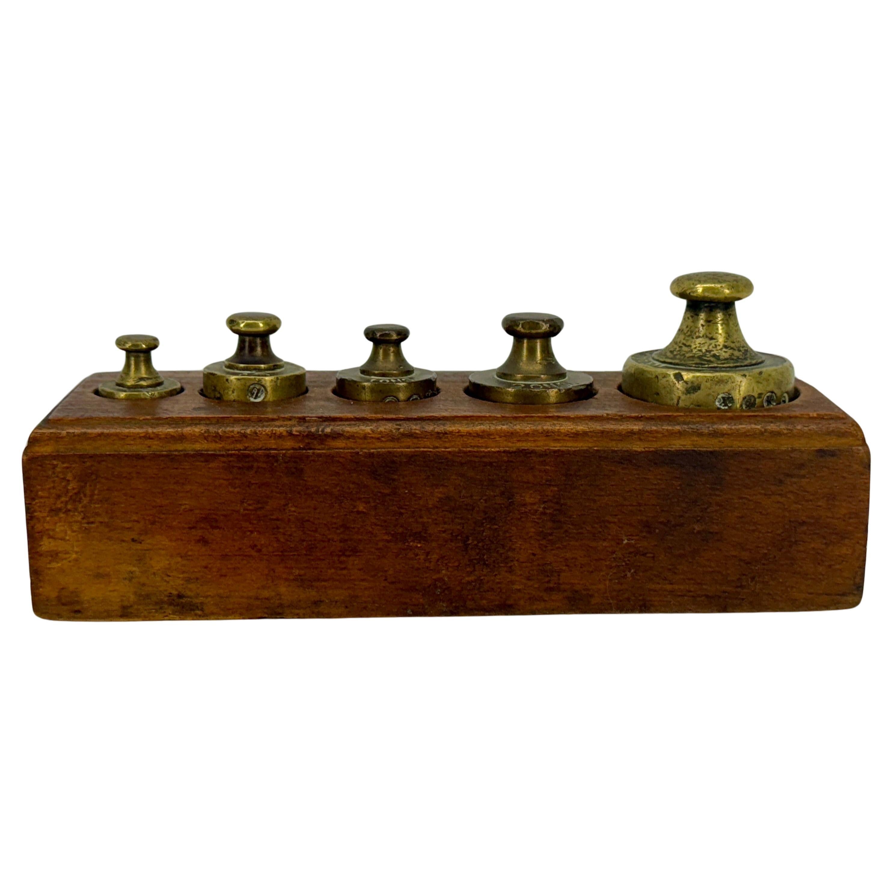 Set di pesi da bilancia in ottone del XIX secolo, Francia

Un affascinante set di pesi in ottone della fine del XIX secolo, alloggiati nel loro supporto in legno. Pesi come questi venivano utilizzati con diverse bilance, sia per gli speziali che per