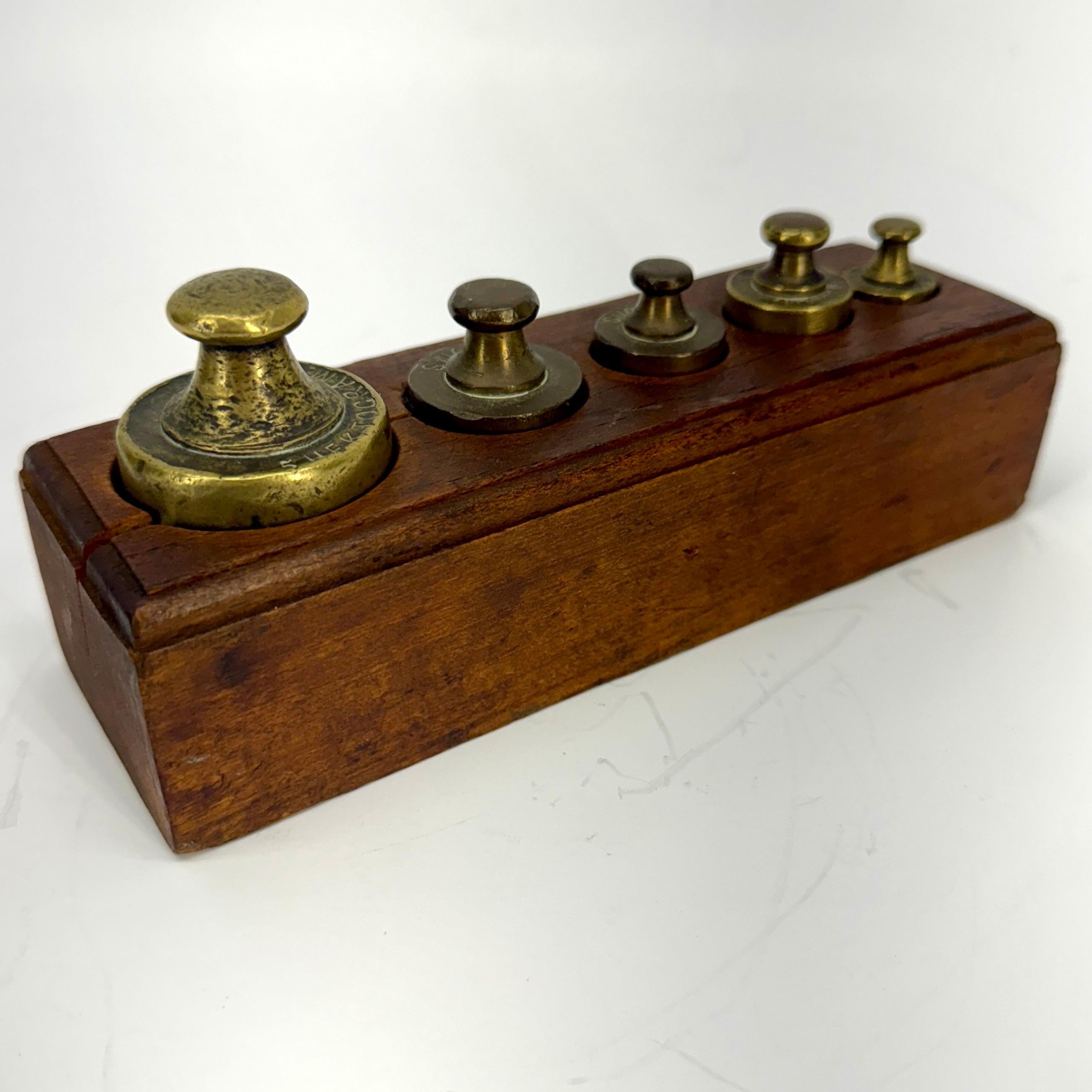 Francese Set di pesi da bilancia del XIX secolo francese, accessorio da scrivania in vendita