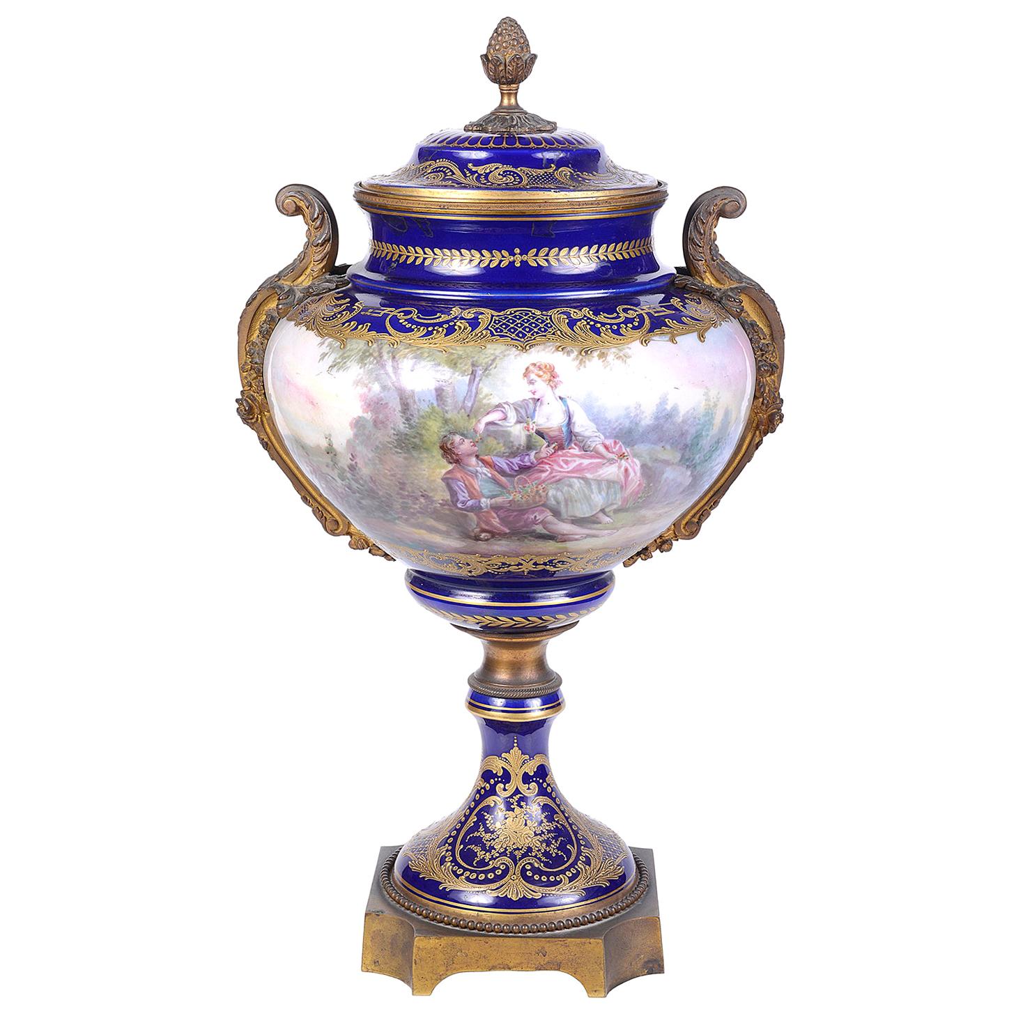 Französische Vase im Sevres-Stil des 19. Jahrhunderts.