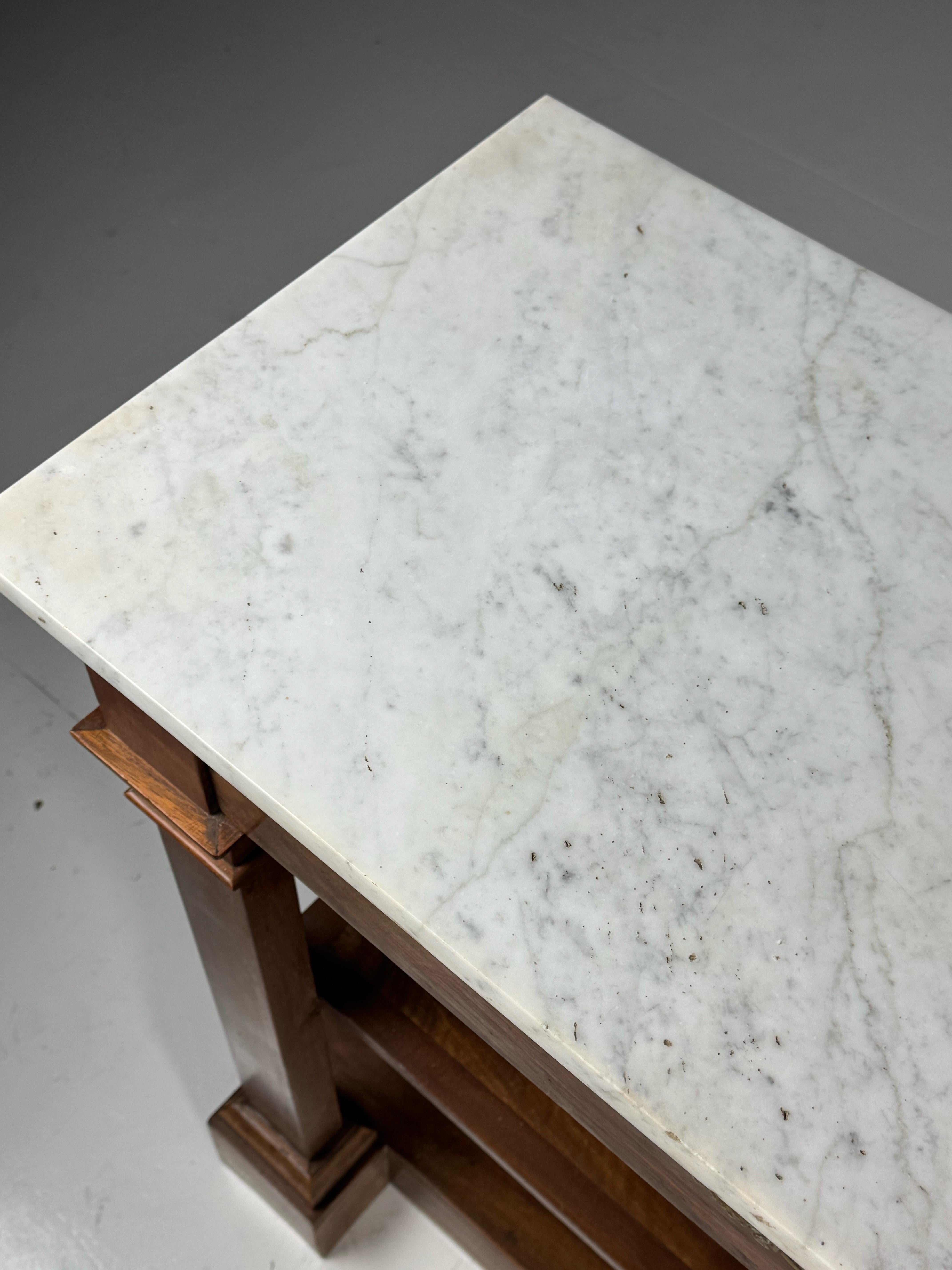 Preciosa mesa auxiliar francesa. Principios del siglo XIX. Encimera de mármol blanco. Con cajón en la parte delantera. En muy buen estado.

Dimensiones: 106 An x 40 Pr x 89 Al