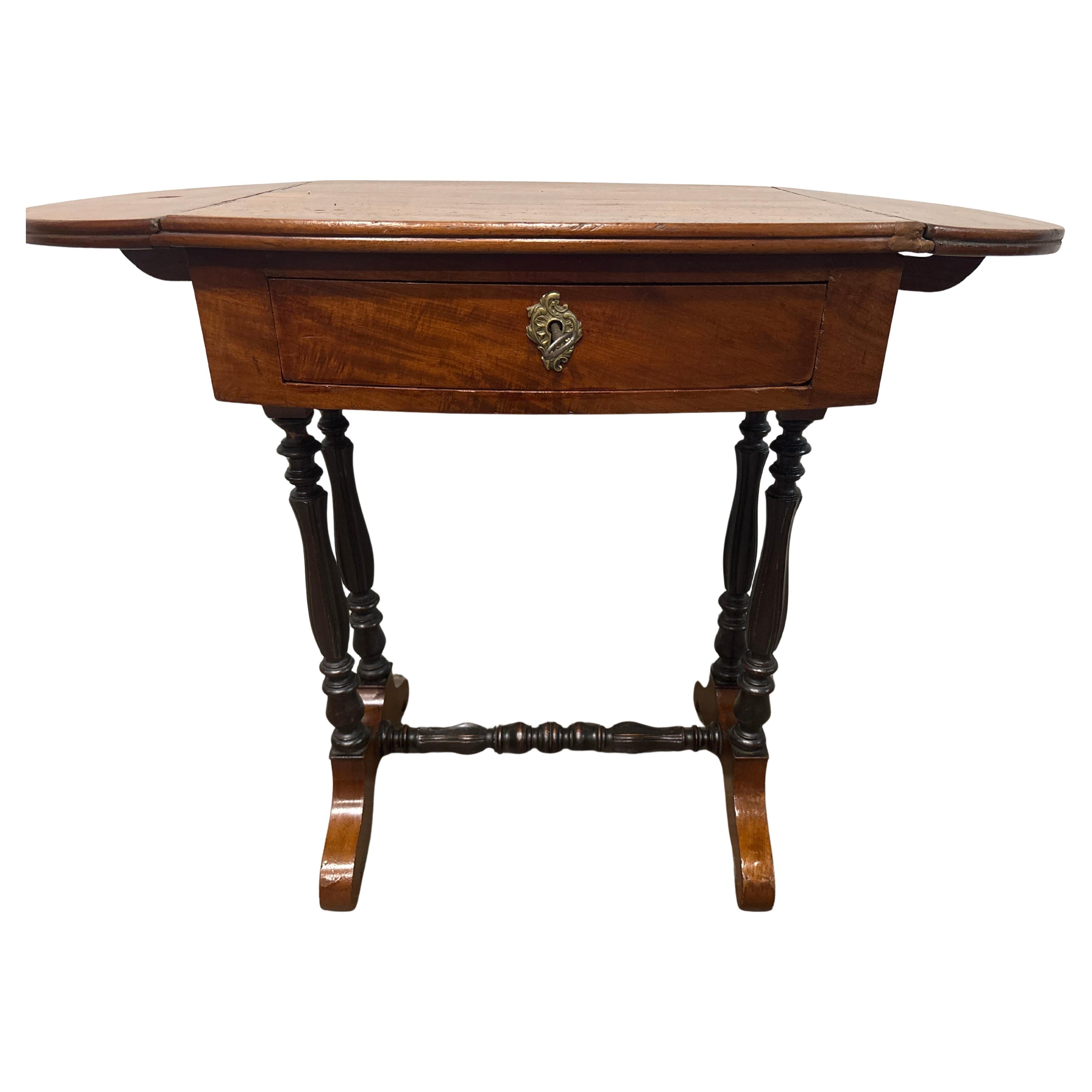 This charming Side Table is made of flamed blond mahogany. It has 2 extensions on the sides.