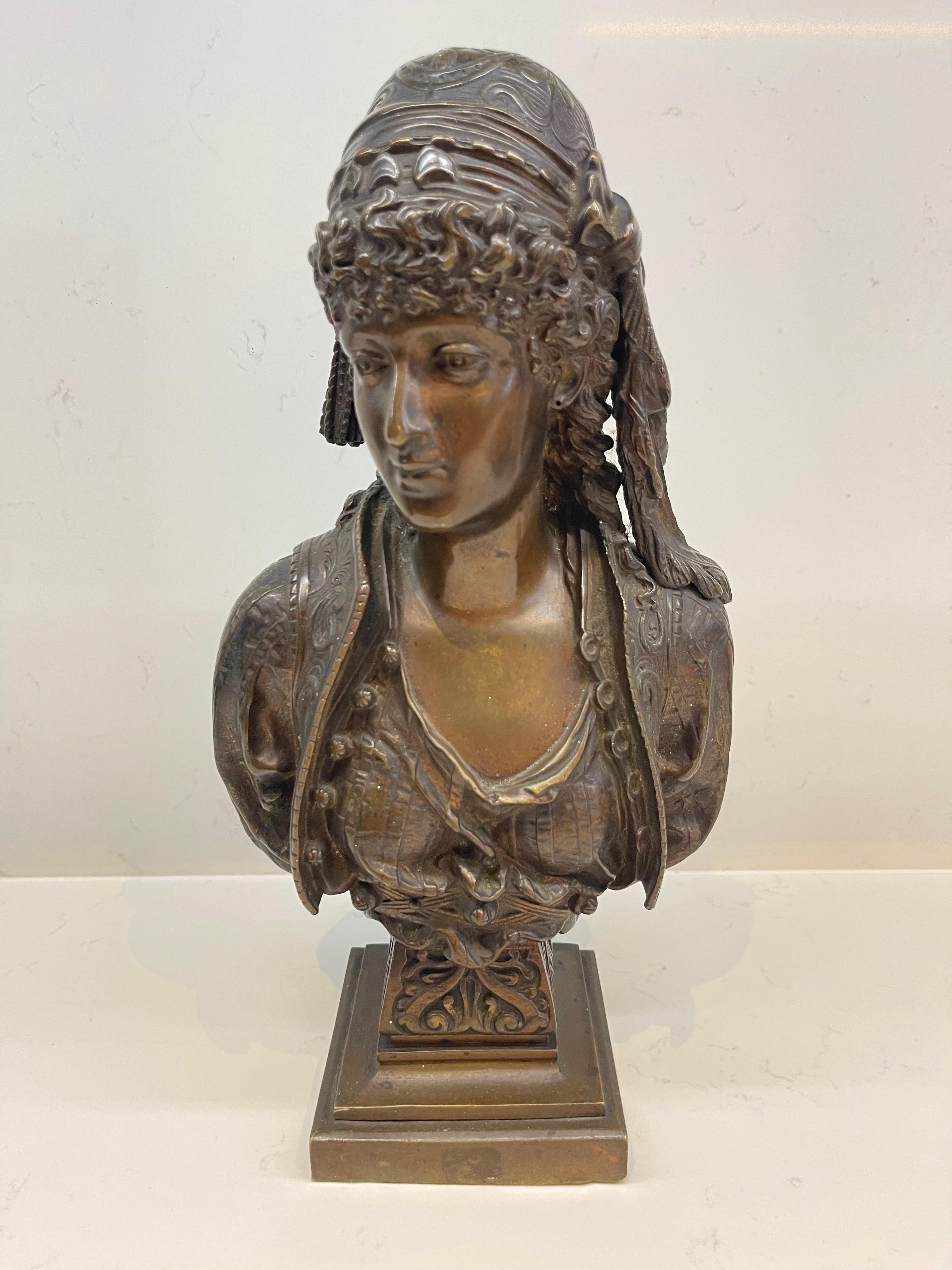 Huzel est un sculpteur français (français, 19ème siècle) principalement connu pour ses sculptures en bronze représentant souvent des figures féminines, des animaux et des formes mythiques. 
Il est connu pour ses détails complexes capturant des