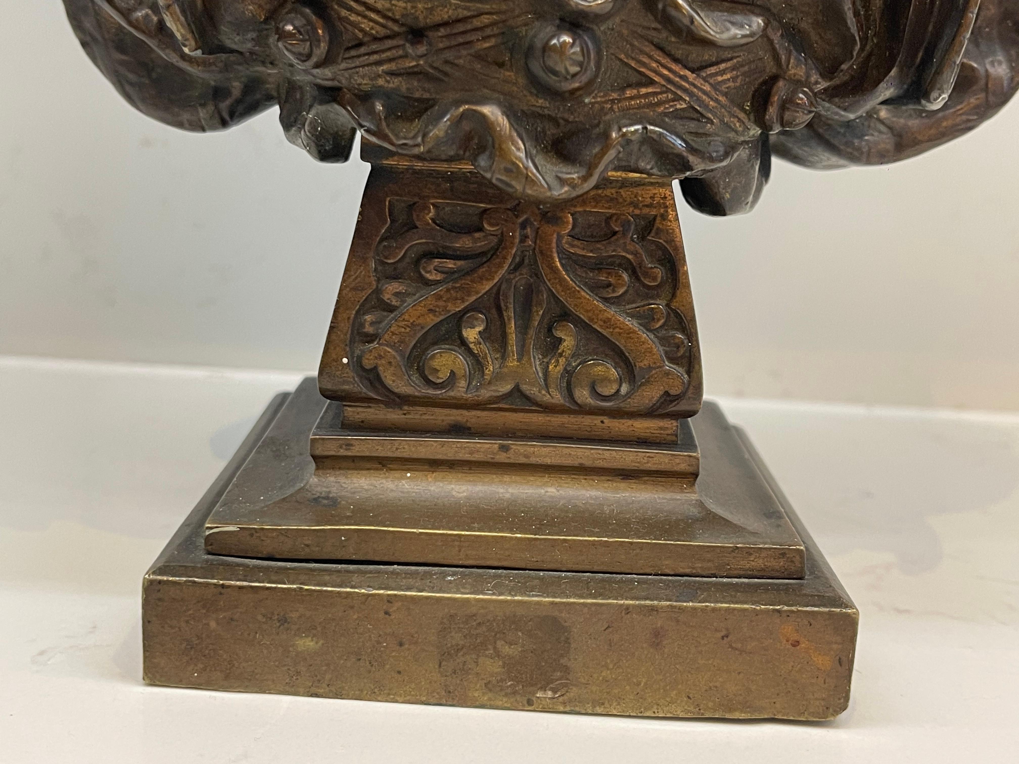 Sculpté à la main Sculpture française du 19ème siècle signée Huzel en bronze en vente