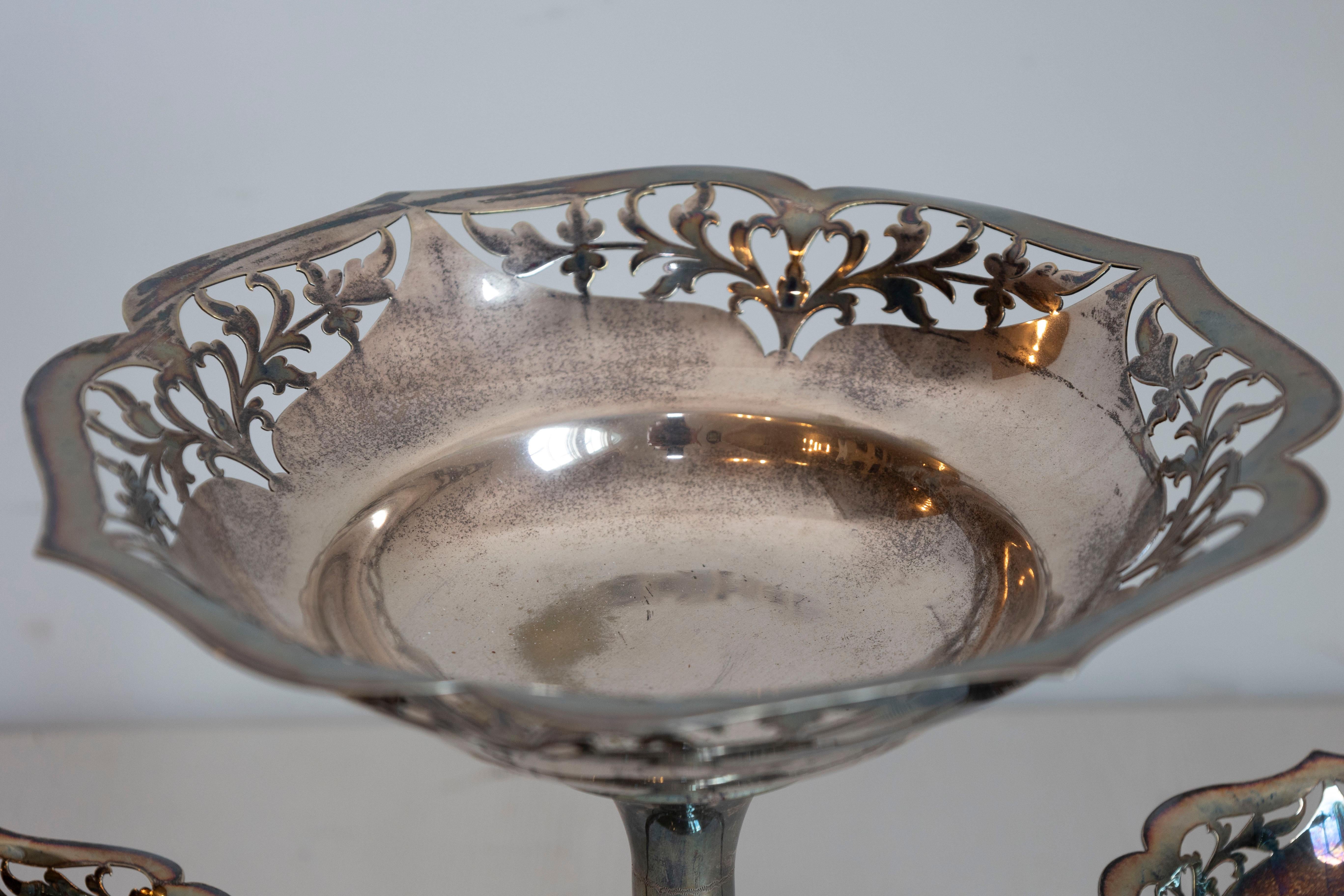 Epergne d'argento francese del XIX secolo con motivi di fogliame traforato e di scorrimento in vendita 5