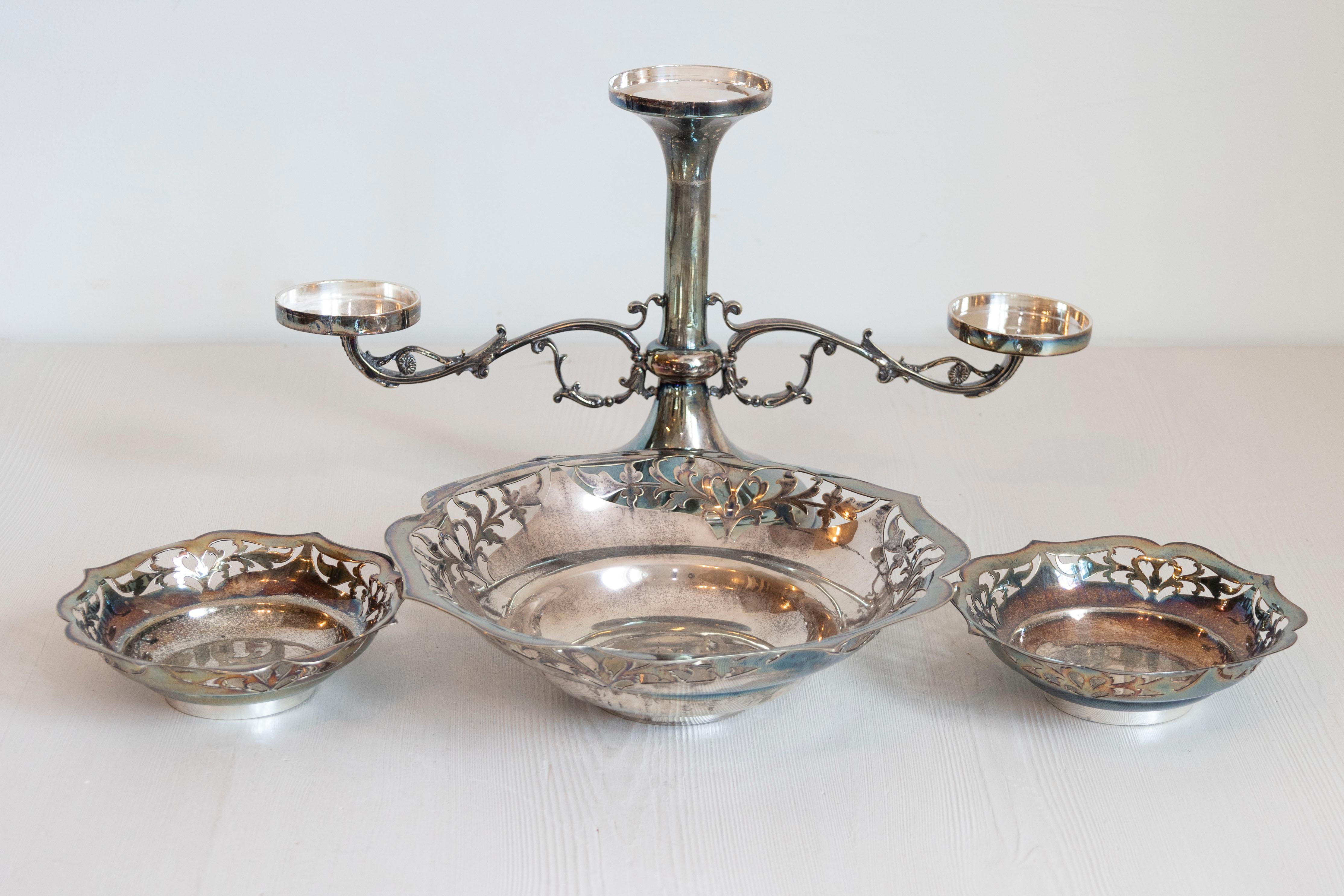 Epergne d'argento francese del XIX secolo con motivi di fogliame traforato e di scorrimento in vendita 6