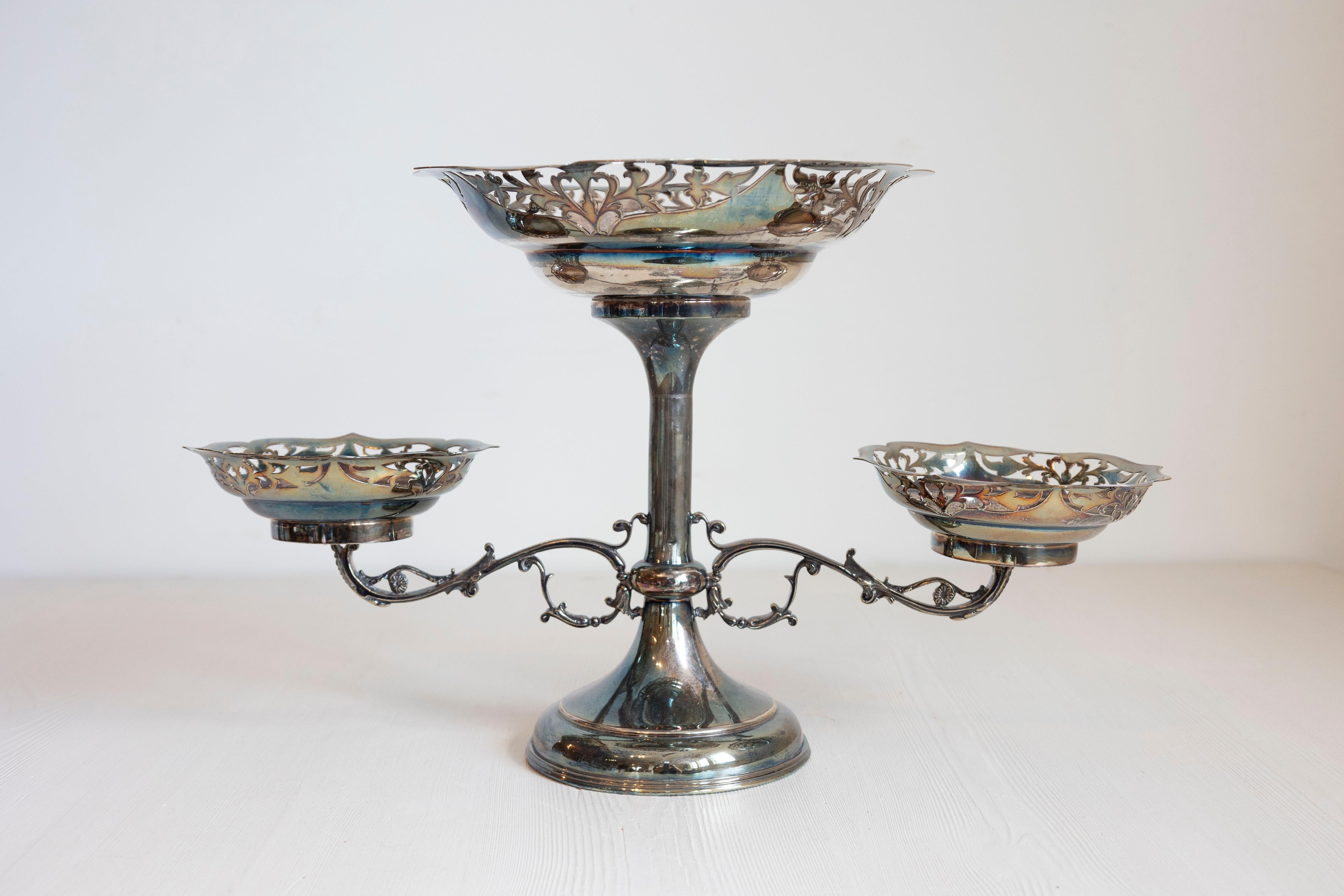 Francese Epergne d'argento francese del XIX secolo con motivi di fogliame traforato e di scorrimento in vendita