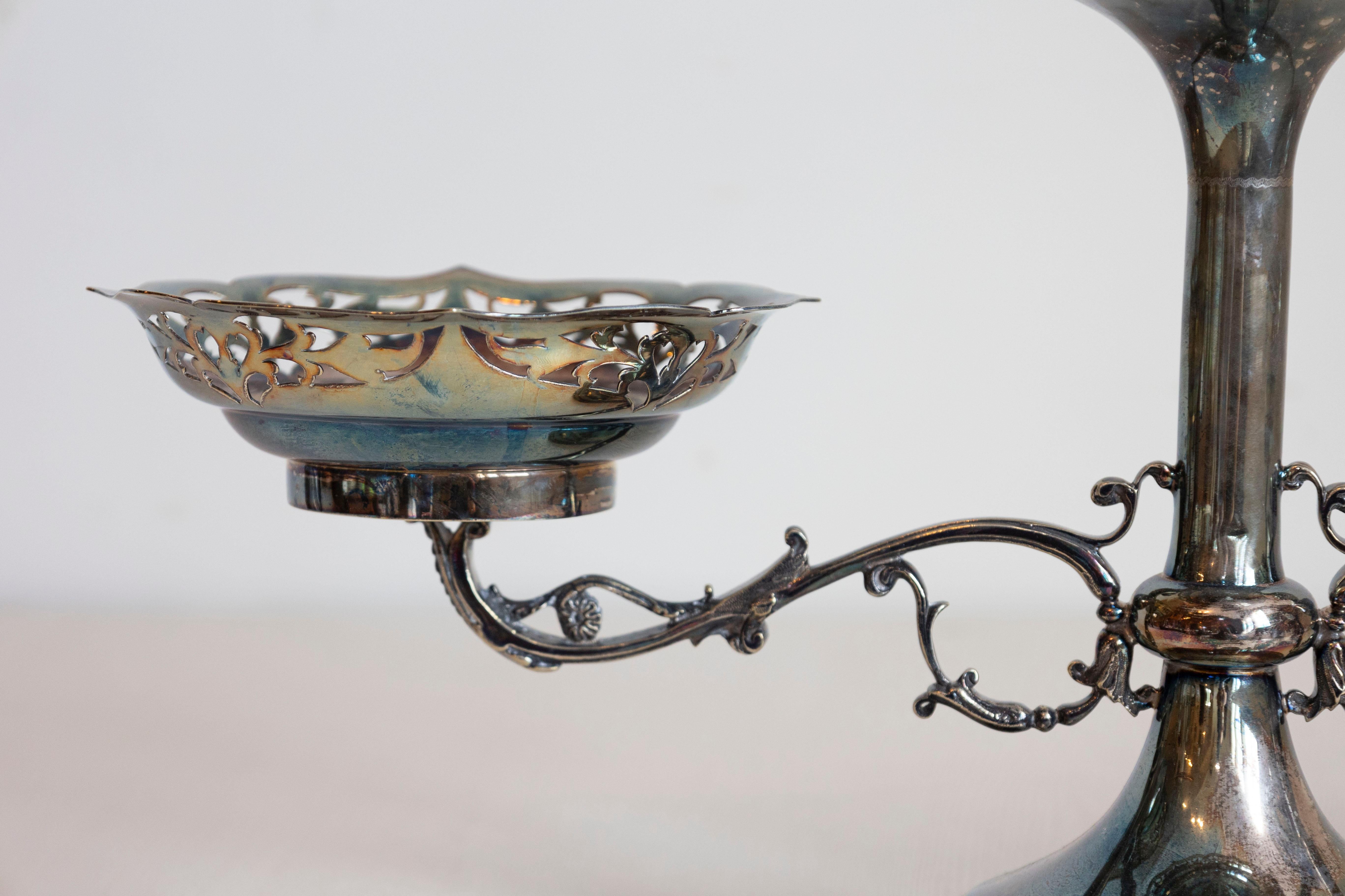 Epergne d'argento francese del XIX secolo con motivi di fogliame traforato e di scorrimento In condizioni buone in vendita a Atlanta, GA