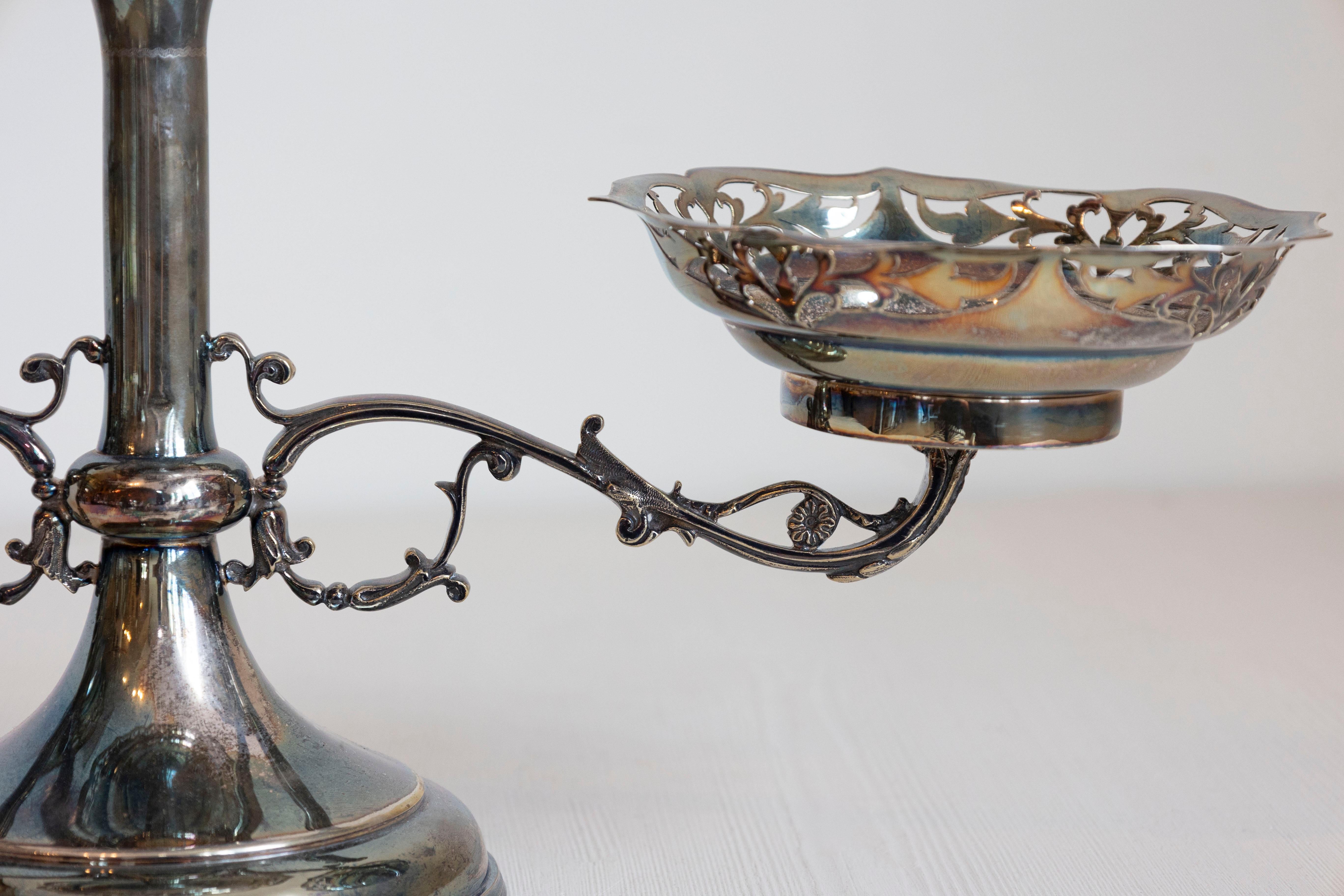 Argento Epergne d'argento francese del XIX secolo con motivi di fogliame traforato e di scorrimento in vendita