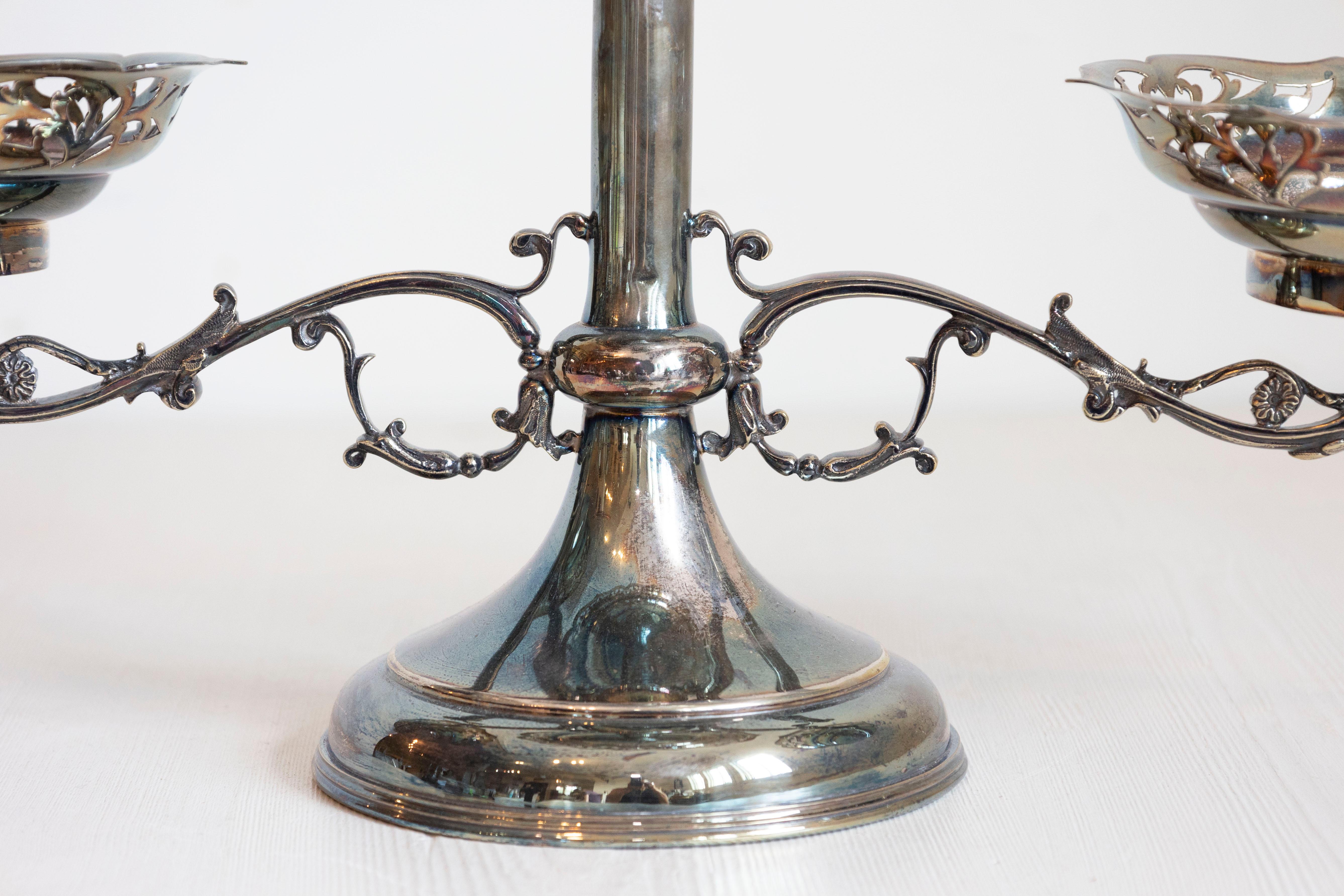 Epergne d'argento francese del XIX secolo con motivi di fogliame traforato e di scorrimento in vendita 1