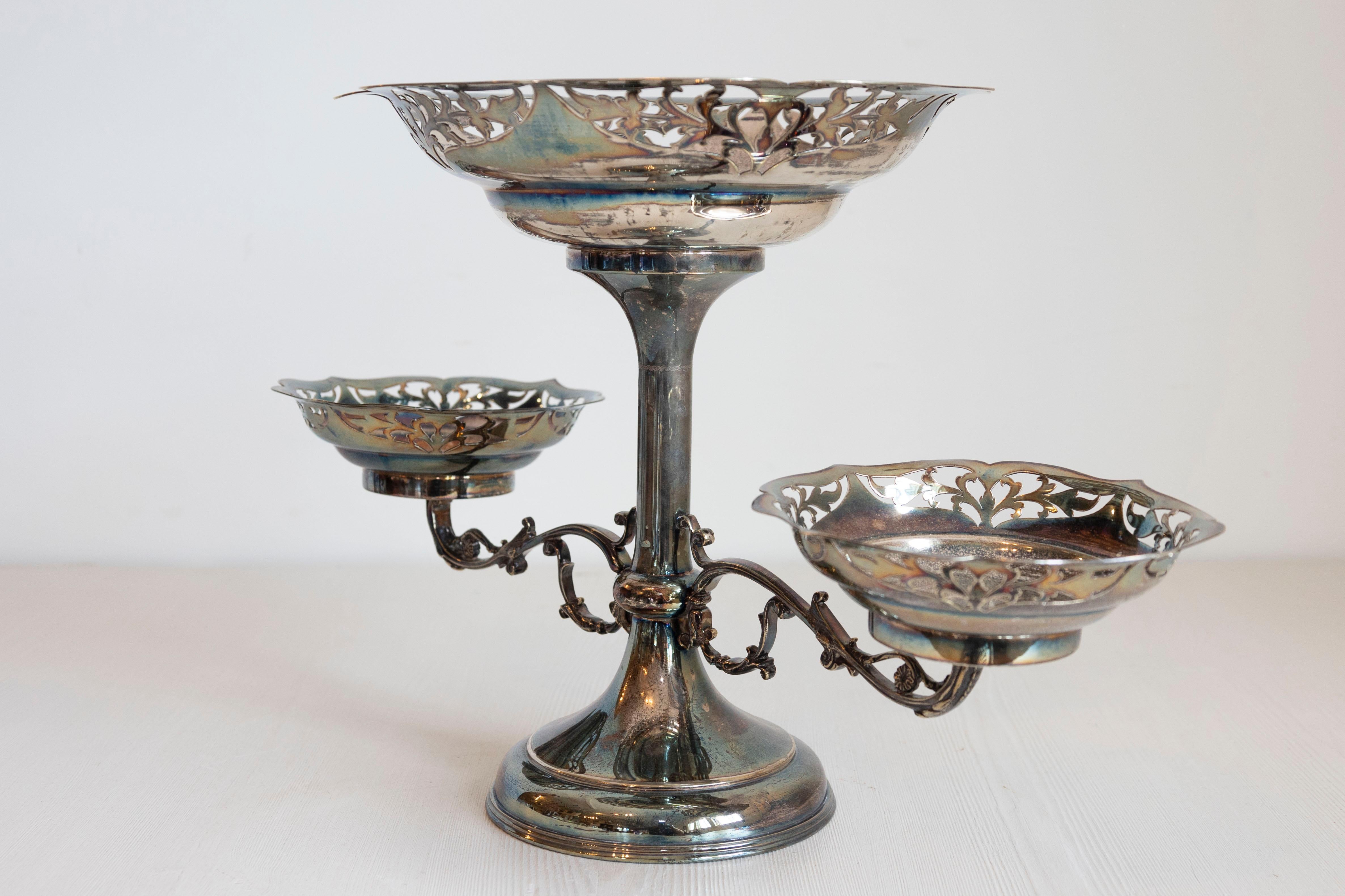 Epergne d'argento francese del XIX secolo con motivi di fogliame traforato e di scorrimento in vendita 2
