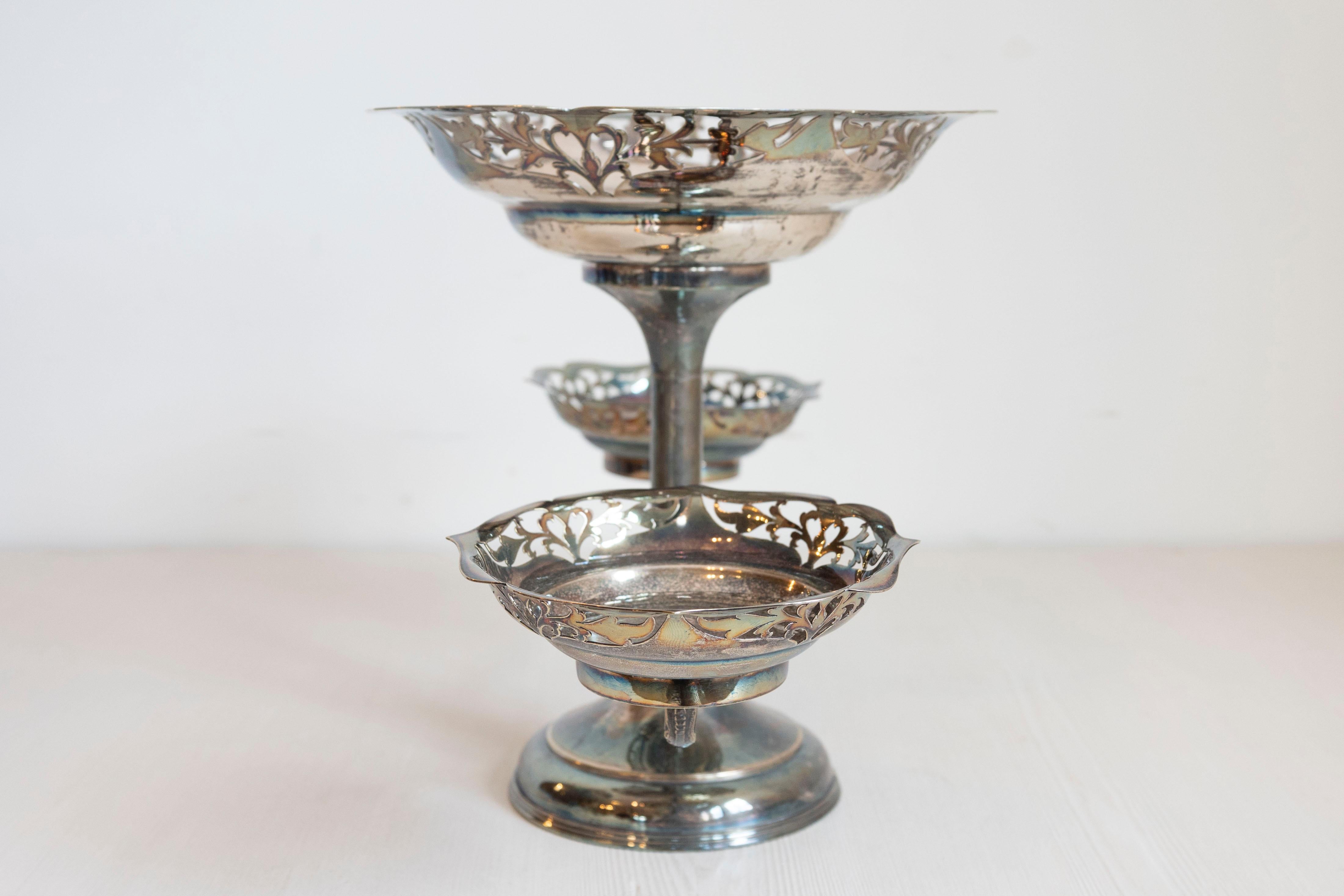 Epergne d'argento francese del XIX secolo con motivi di fogliame traforato e di scorrimento in vendita 3