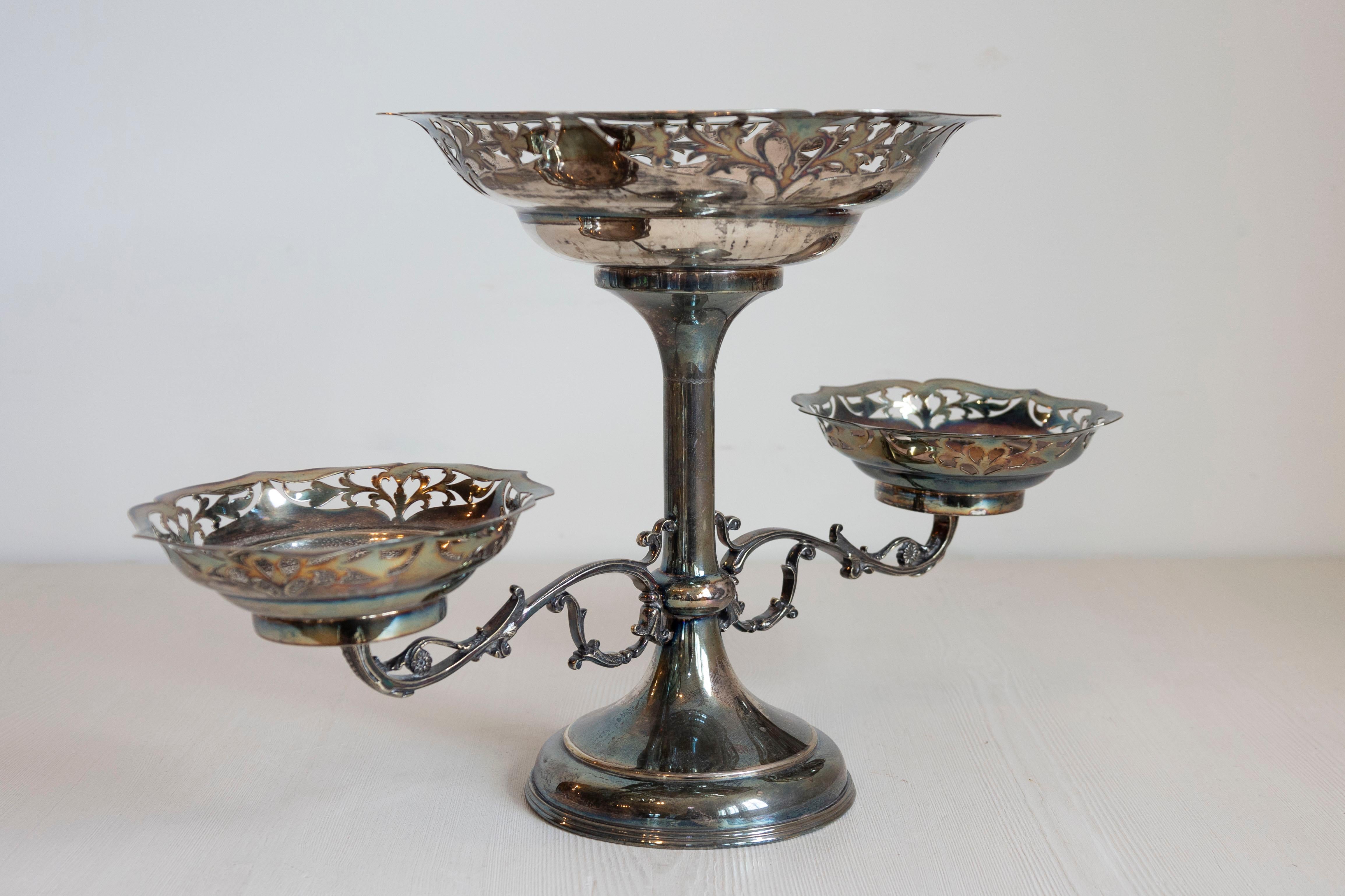 Epergne d'argento francese del XIX secolo con motivi di fogliame traforato e di scorrimento in vendita 4