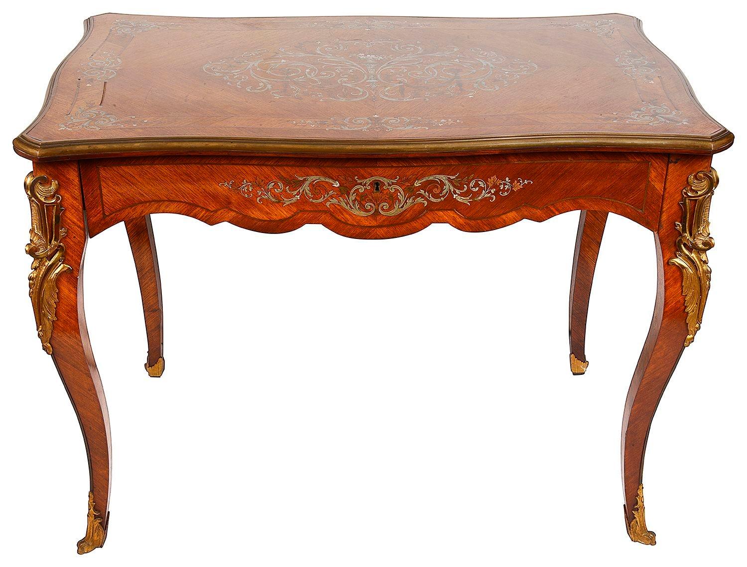 Tavolino in legno di Kingwood francese della fine del XIX secolo, di ottima qualità, con decorazioni a volute intarsiate in argento, montature in ormolu dorate, un unico cassetto a fregio, sollevato su eleganti gambe a cabriola, circa 1860-1880.
