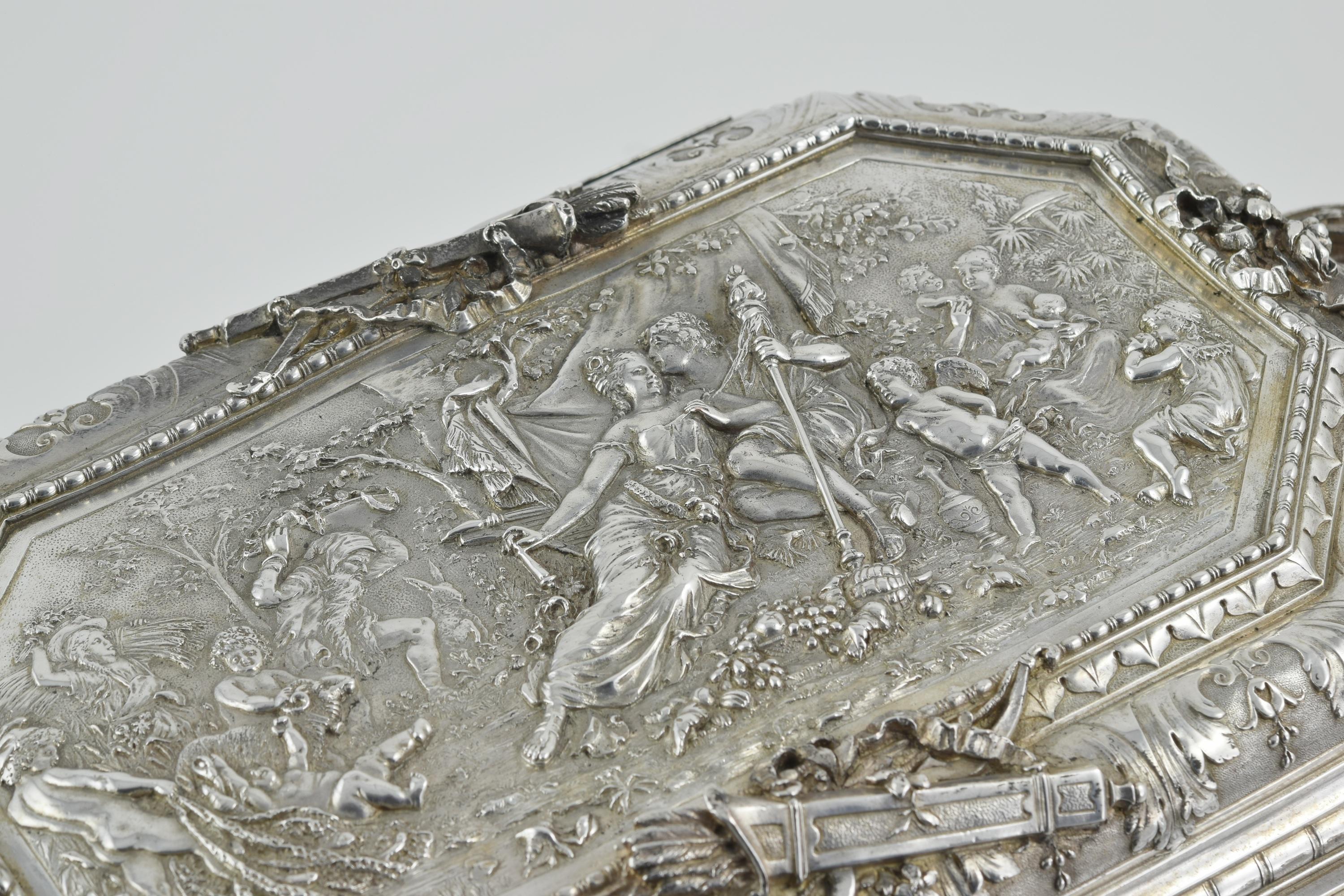 Français Coffret français du 19ème siècle en métal argenté en vente