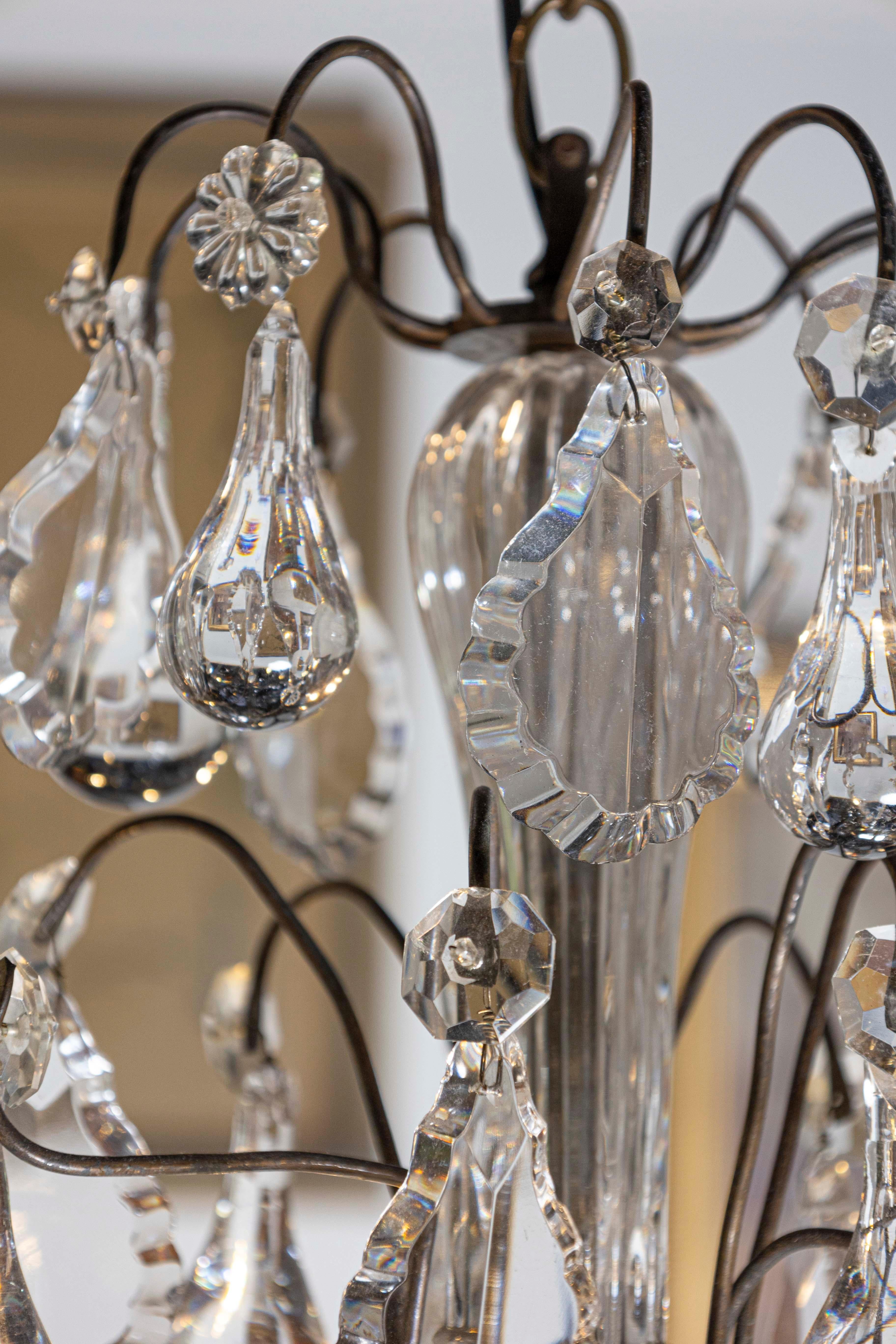 Lampadario francese a sei luci in ottone del XIX secolo con Pendeloques e gocce di diamante in vendita 4