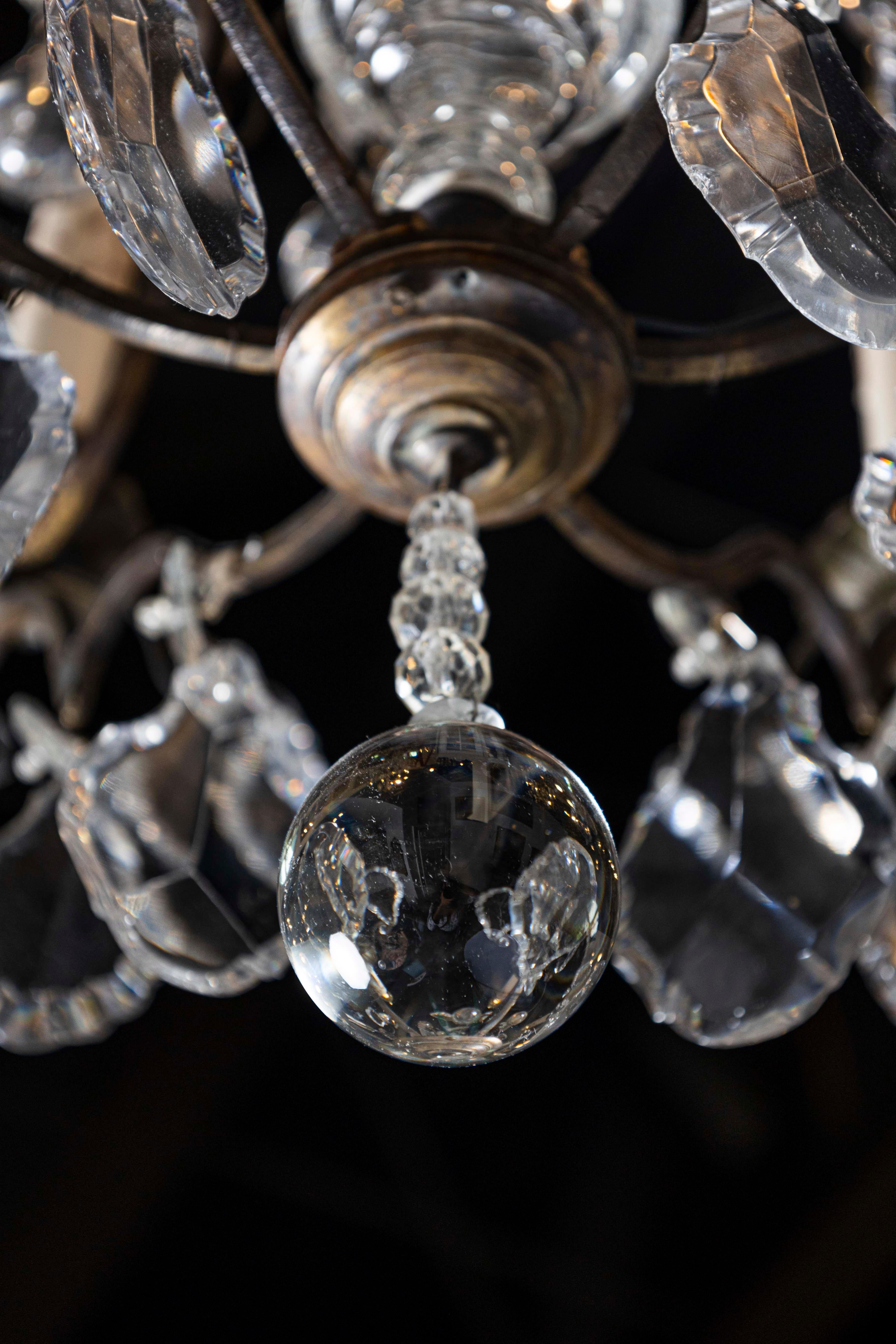 Lampadario francese a sei luci in ottone del XIX secolo con Pendeloques e gocce di diamante in vendita 6
