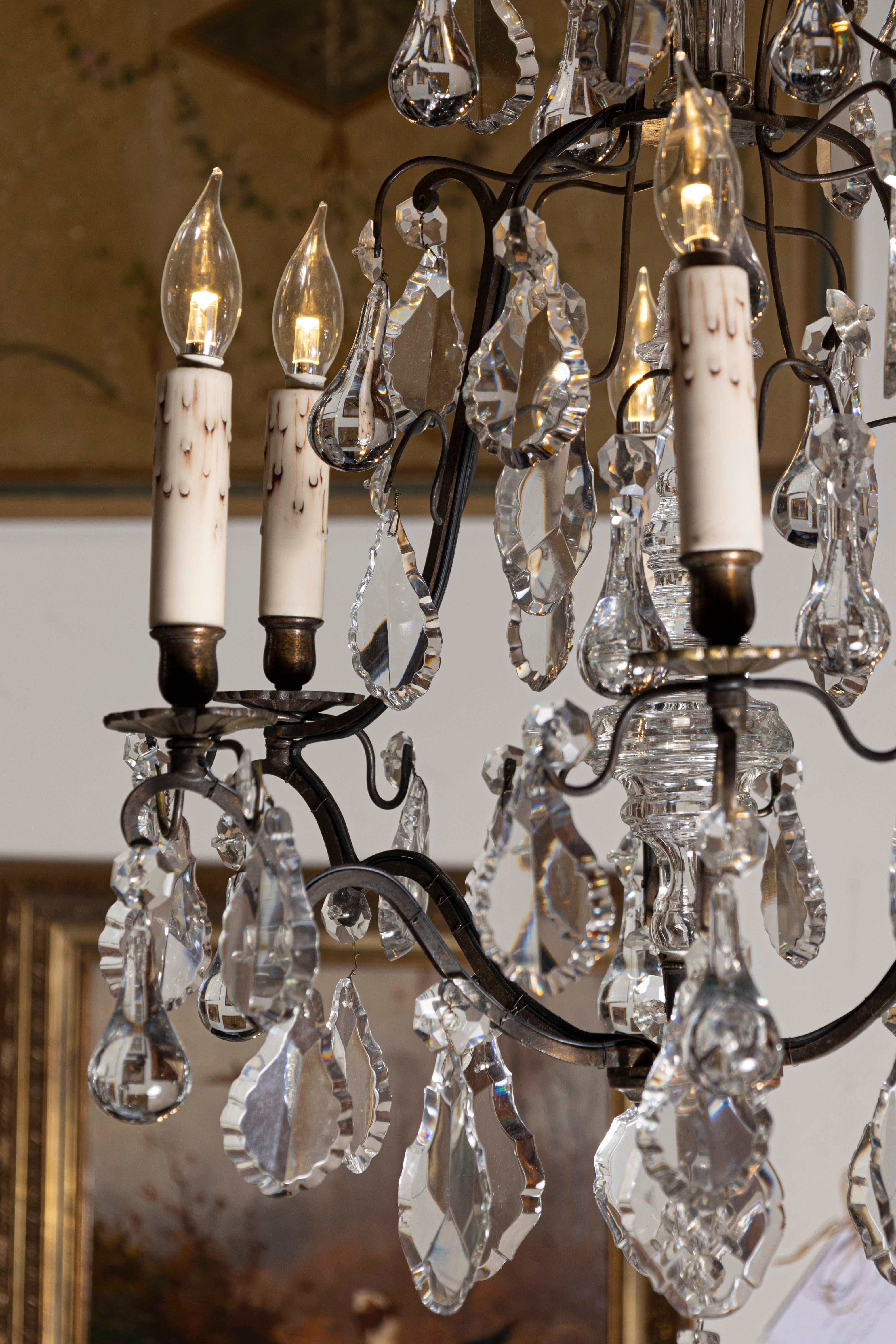 Patinato Lampadario francese a sei luci in ottone del XIX secolo con Pendeloques e gocce di diamante in vendita