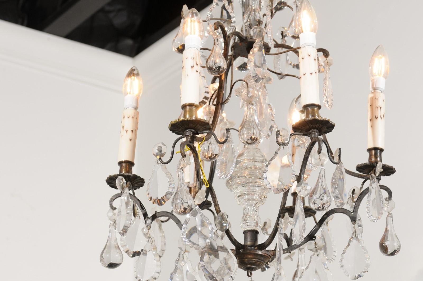 Français Lustre français du XIXe siècle à six lumières en laiton avec Pendeloques et gouttes d'eau