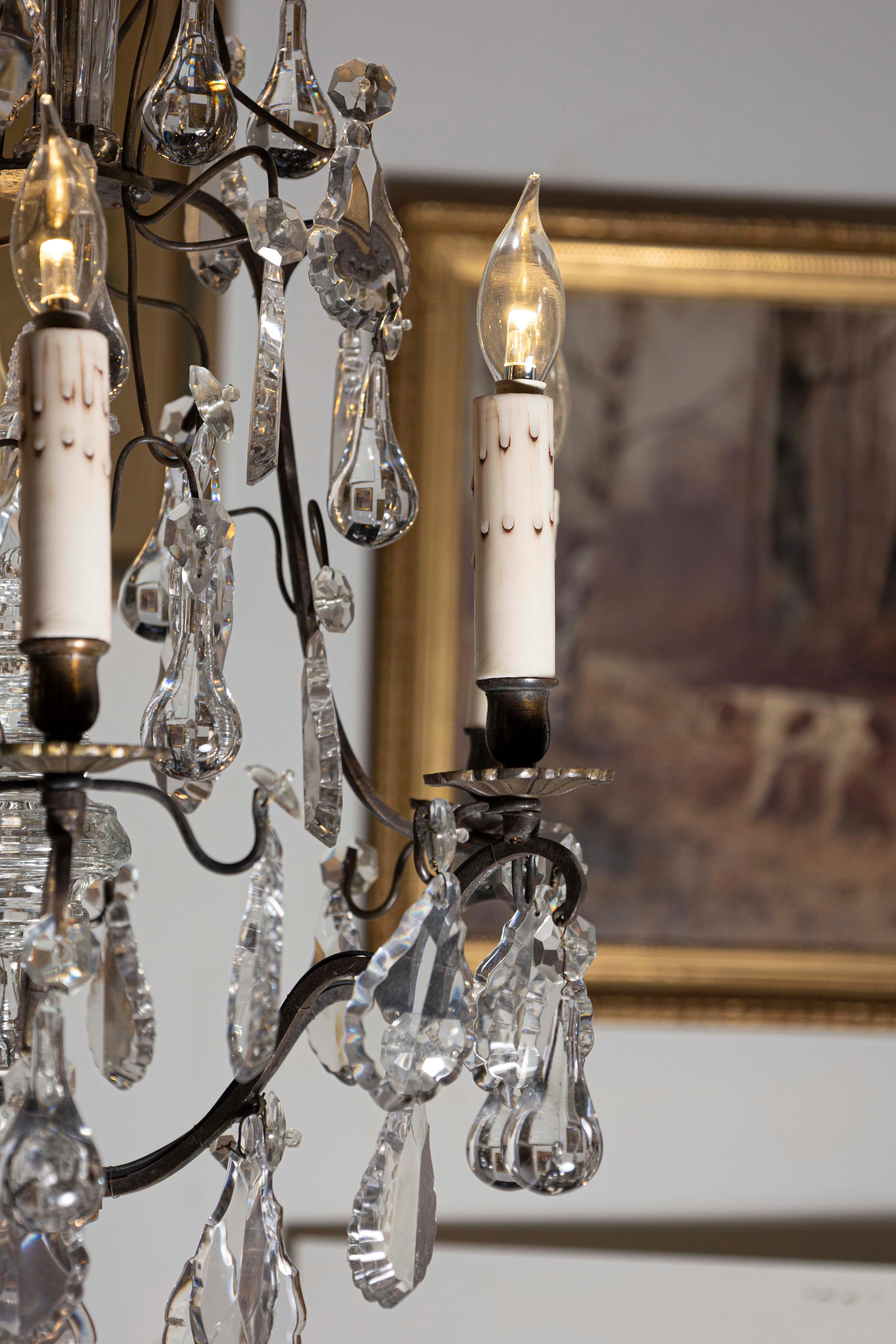 Lampadario francese a sei luci in ottone del XIX secolo con Pendeloques e gocce di diamante In condizioni buone in vendita a Atlanta, GA