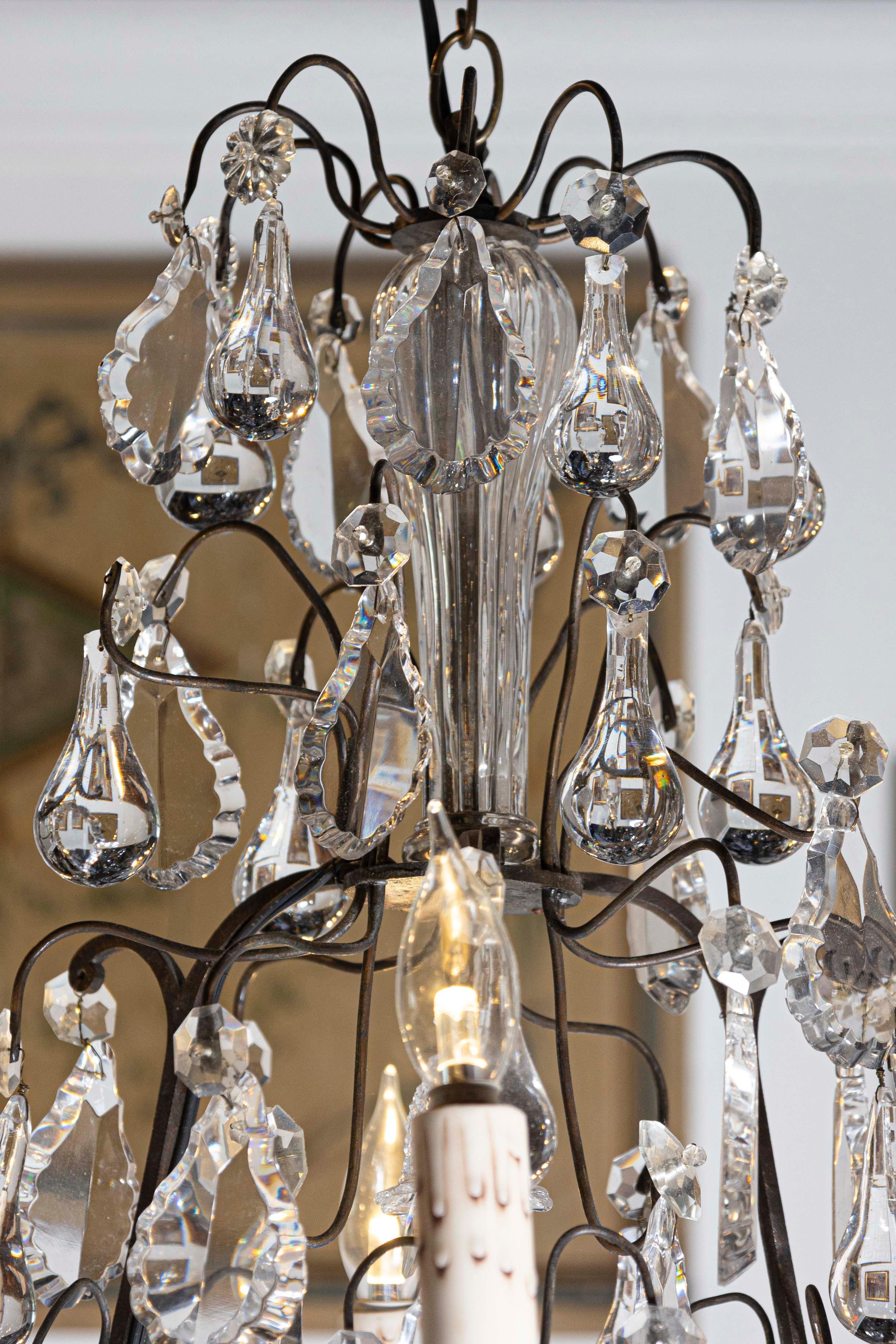 Cristallo Lampadario francese a sei luci in ottone del XIX secolo con Pendeloques e gocce di diamante in vendita