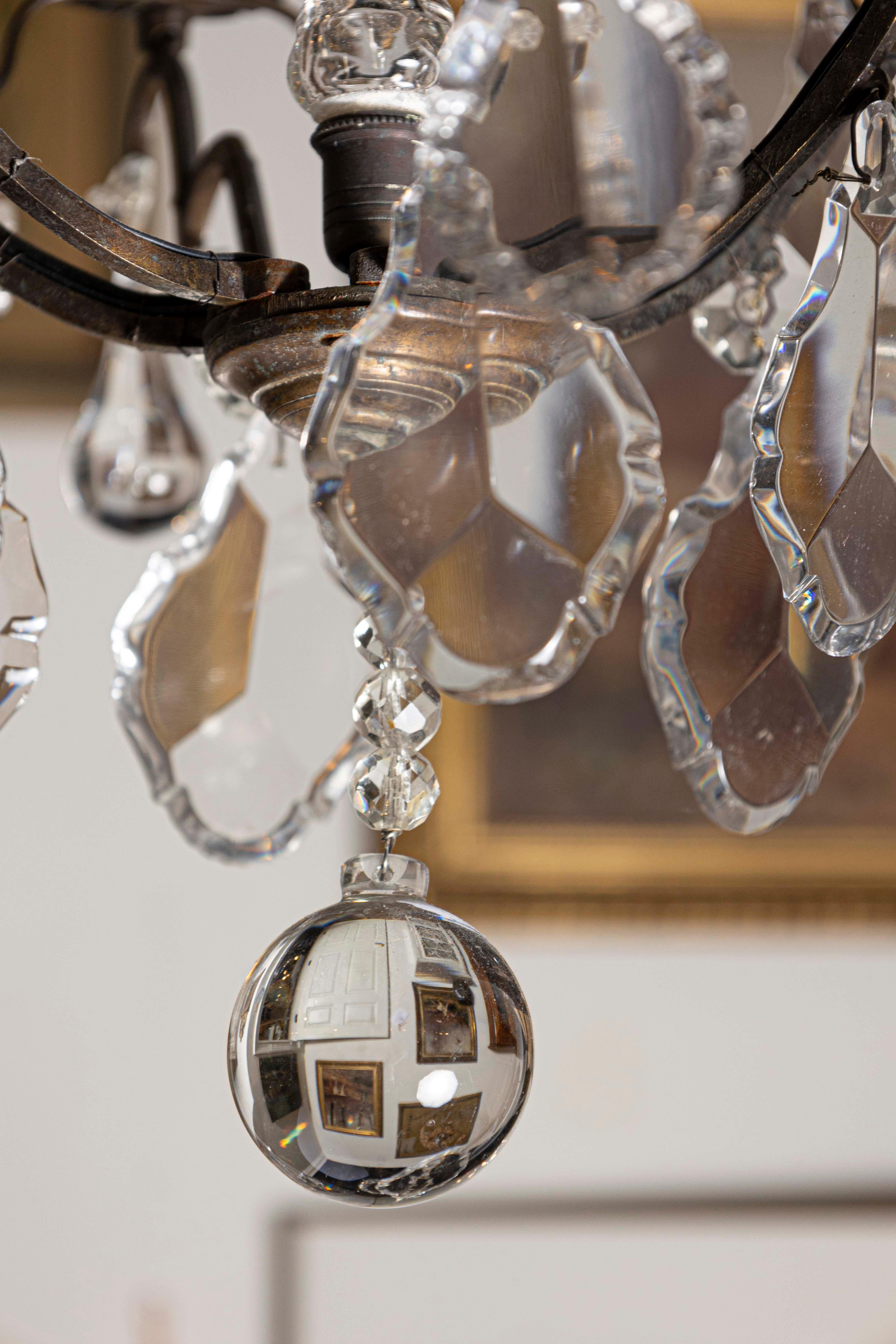Lampadario francese a sei luci in ottone del XIX secolo con Pendeloques e gocce di diamante in vendita 1
