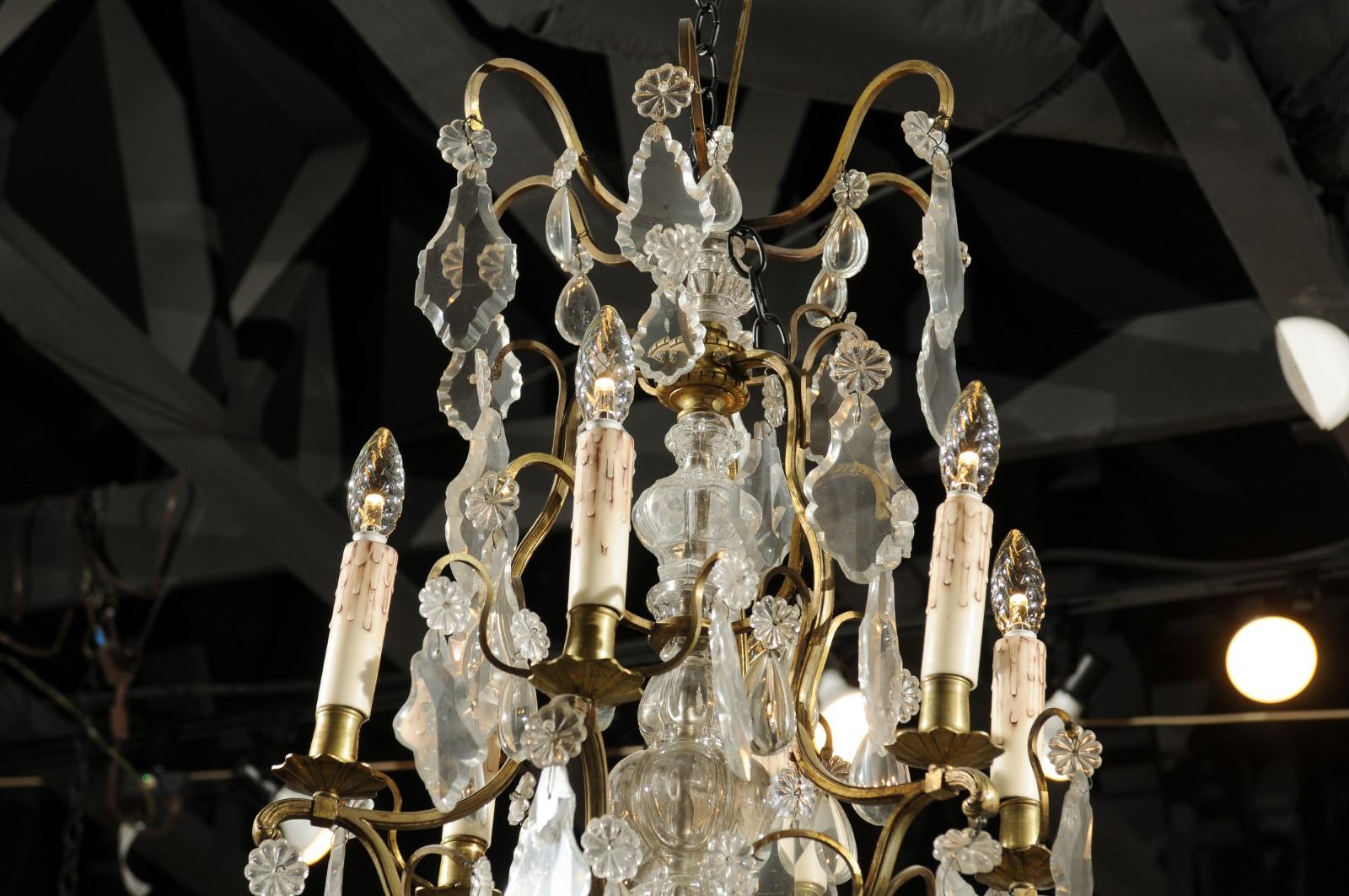 Lustre français du XIXe siècle à six lumières en bronze et cristal avec des bras à volutes en vente 5