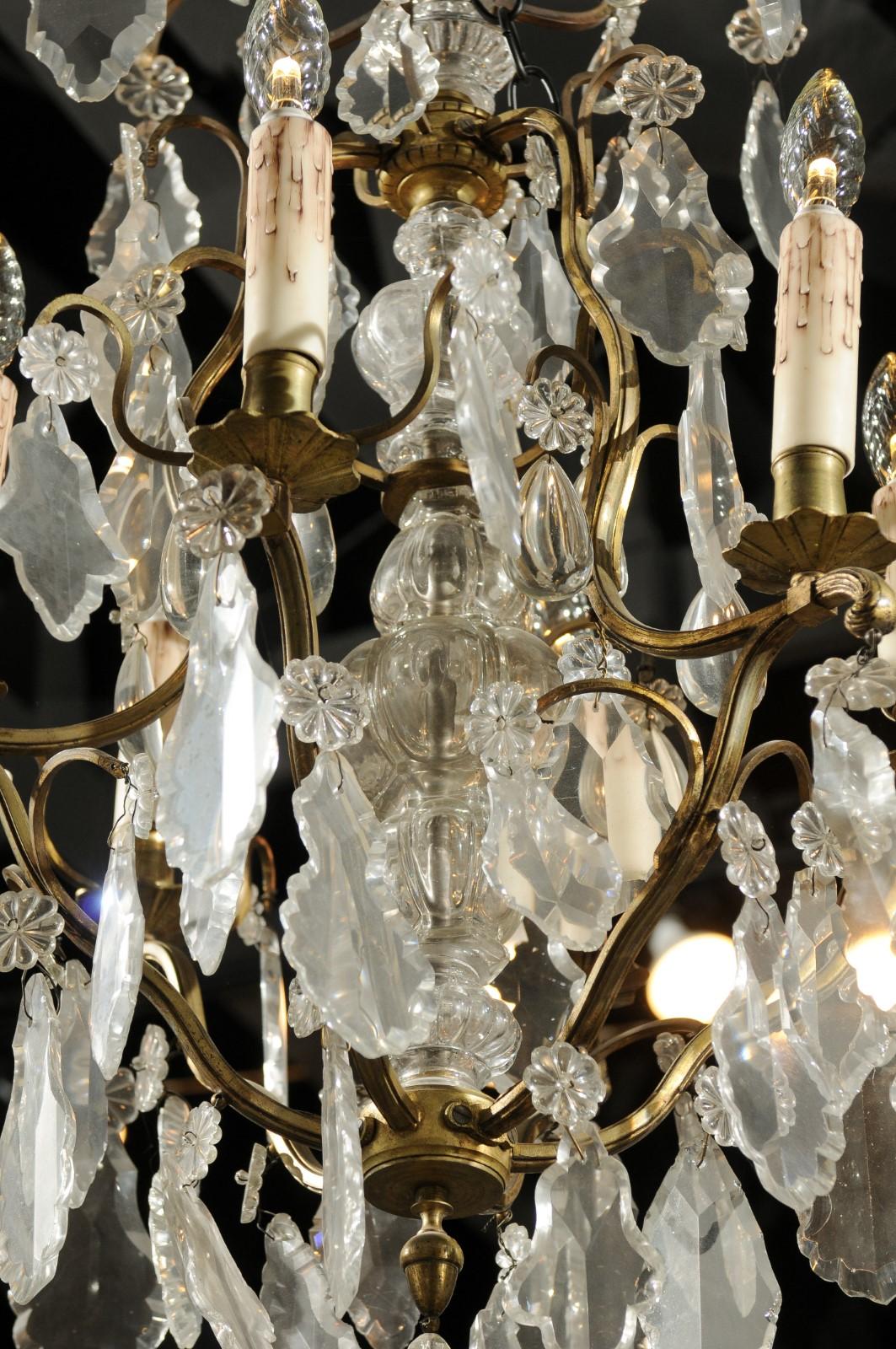 Français Lustre français du XIXe siècle à six lumières en bronze et cristal avec des bras à volutes