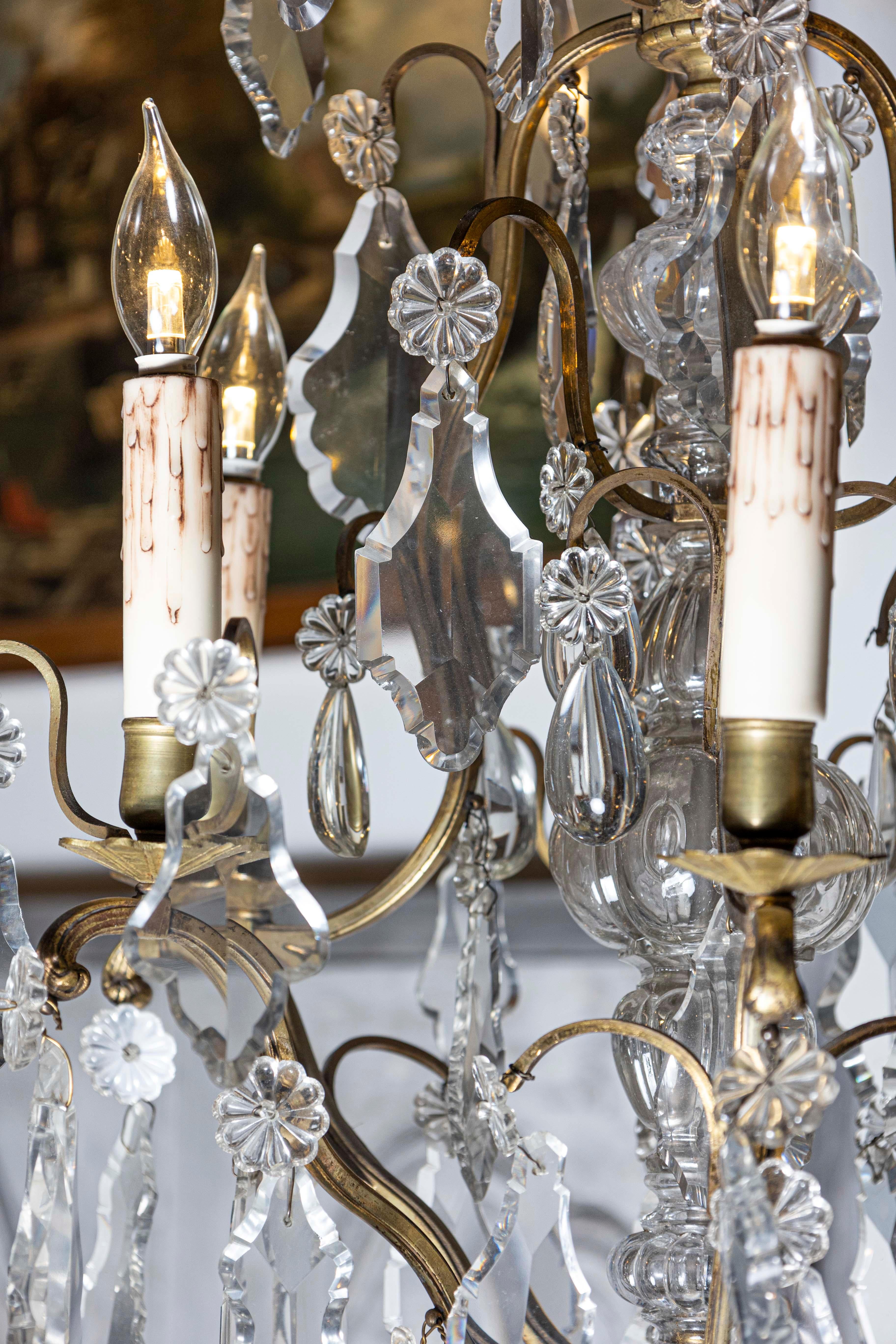 Francese Lampadario francese del XIX secolo a sei luci in bronzo e cristalli con bracci a spirale in vendita