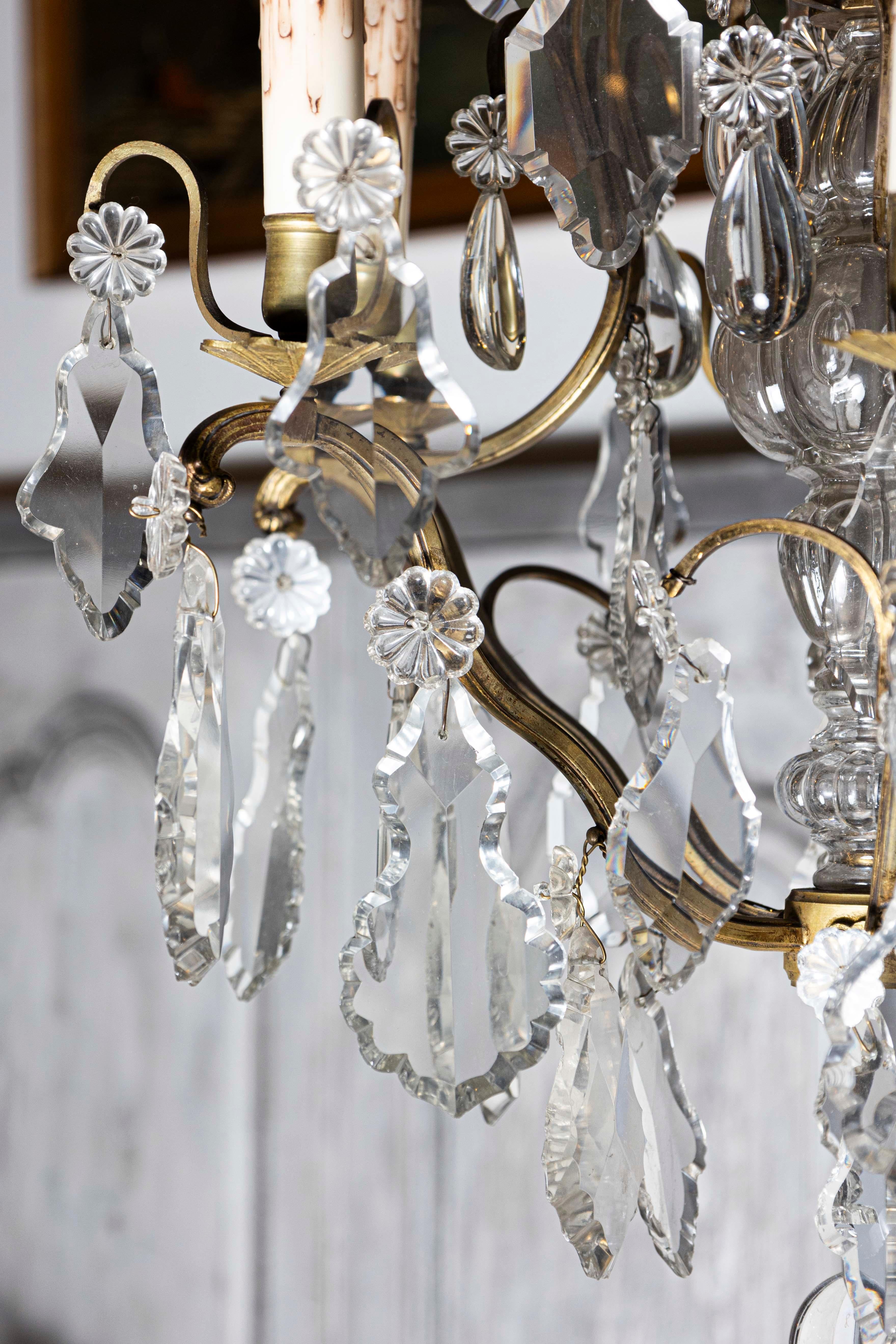 Lampadario francese del XIX secolo a sei luci in bronzo e cristalli con bracci a spirale In condizioni buone in vendita a Atlanta, GA