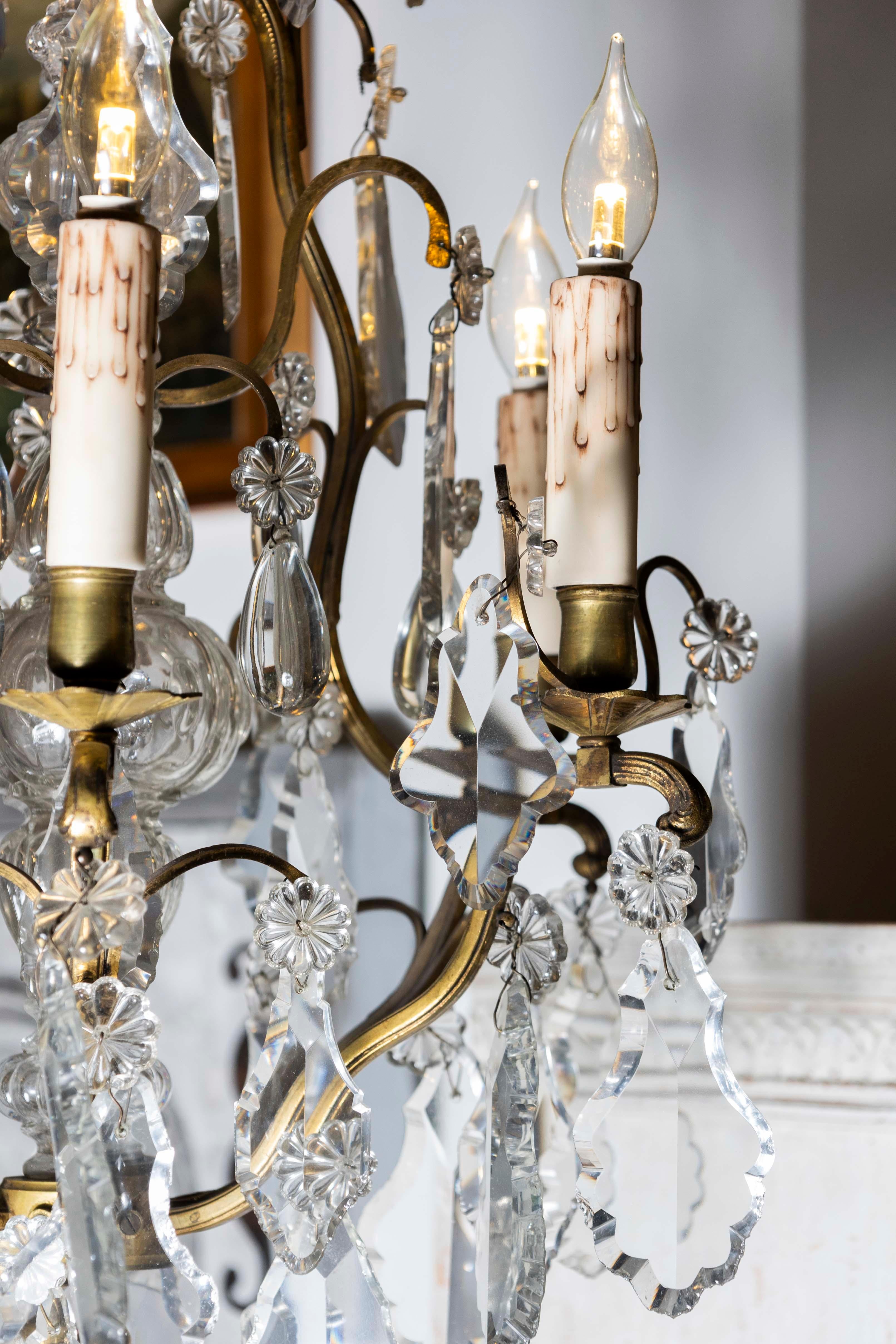 Lampadario francese del XIX secolo a sei luci in bronzo e cristalli con bracci a spirale in vendita 1