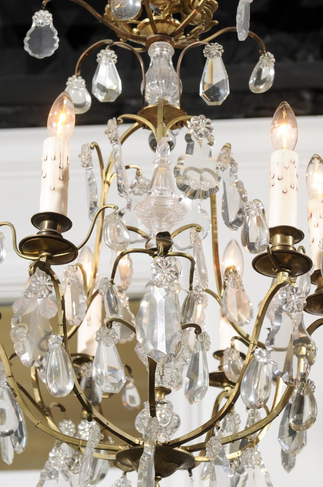 Französischer Sechs-Licht-Kristall-Kronleuchter des 19. Jahrhunderts mit geschwungener Messing Armature im Angebot 2
