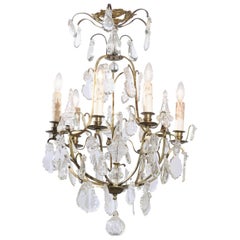 Lustre français du XIXe siècle à six lumières en cristal avec armature en laiton à volutes