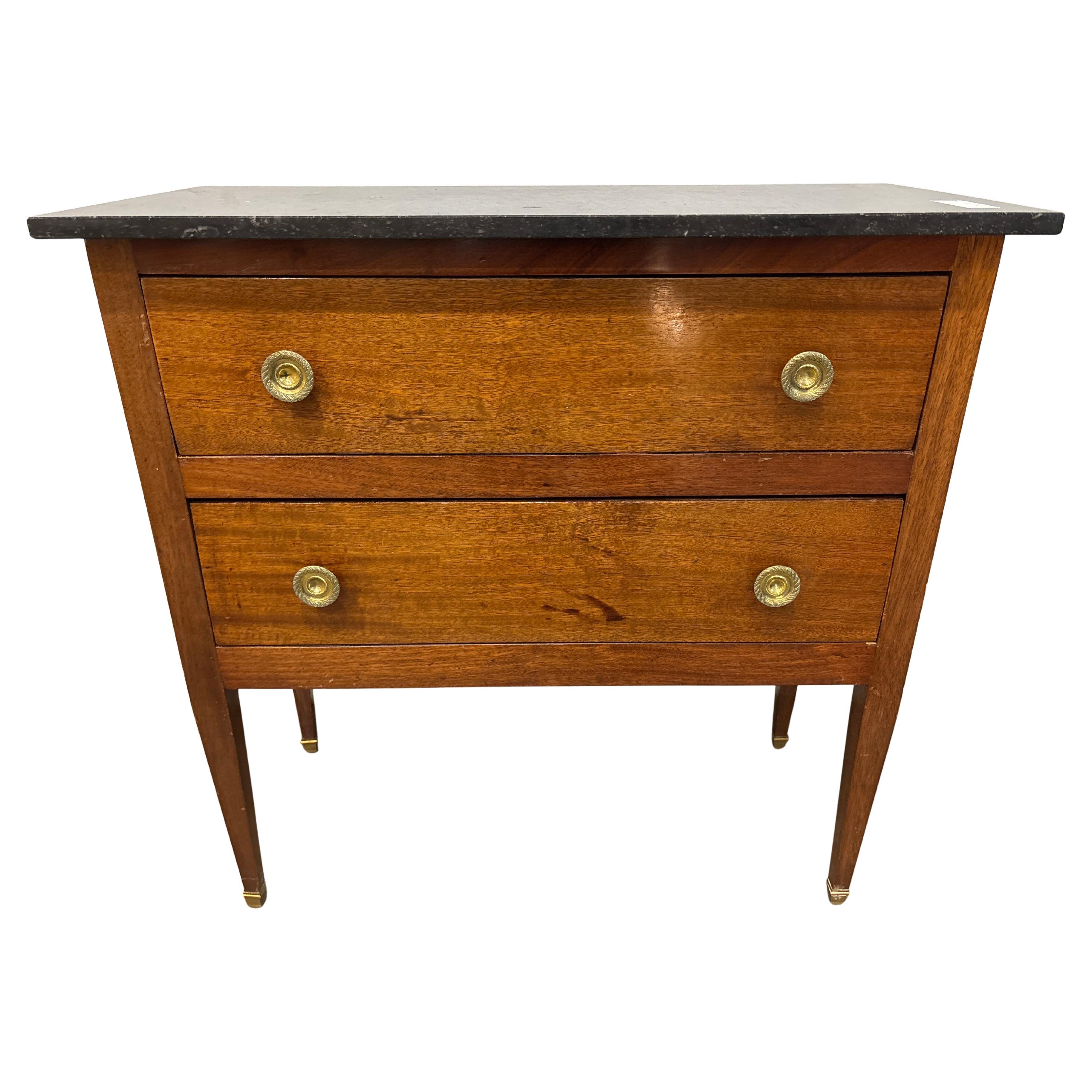 Questa graziosa toilette è realizzata in mogano biondo con un piano in marmo nero. Si tratta di una commode 