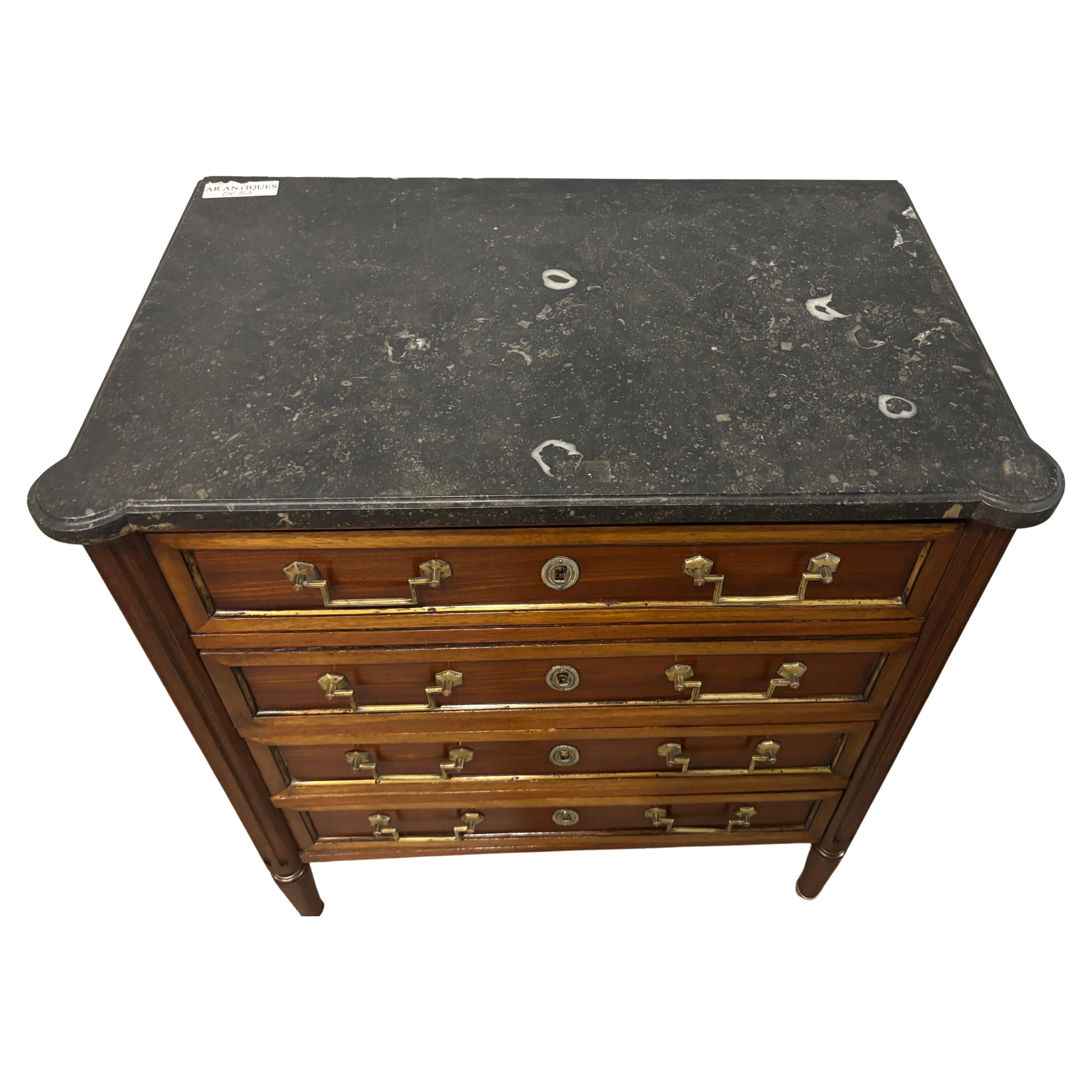 Louis XVI Petite commode française du 19e siècle en vente