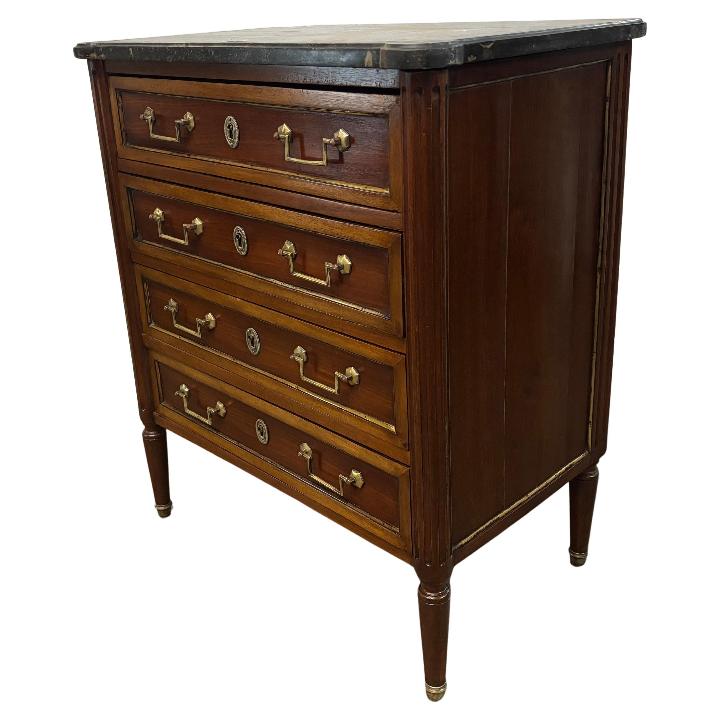 Français Petite commode française du 19e siècle en vente