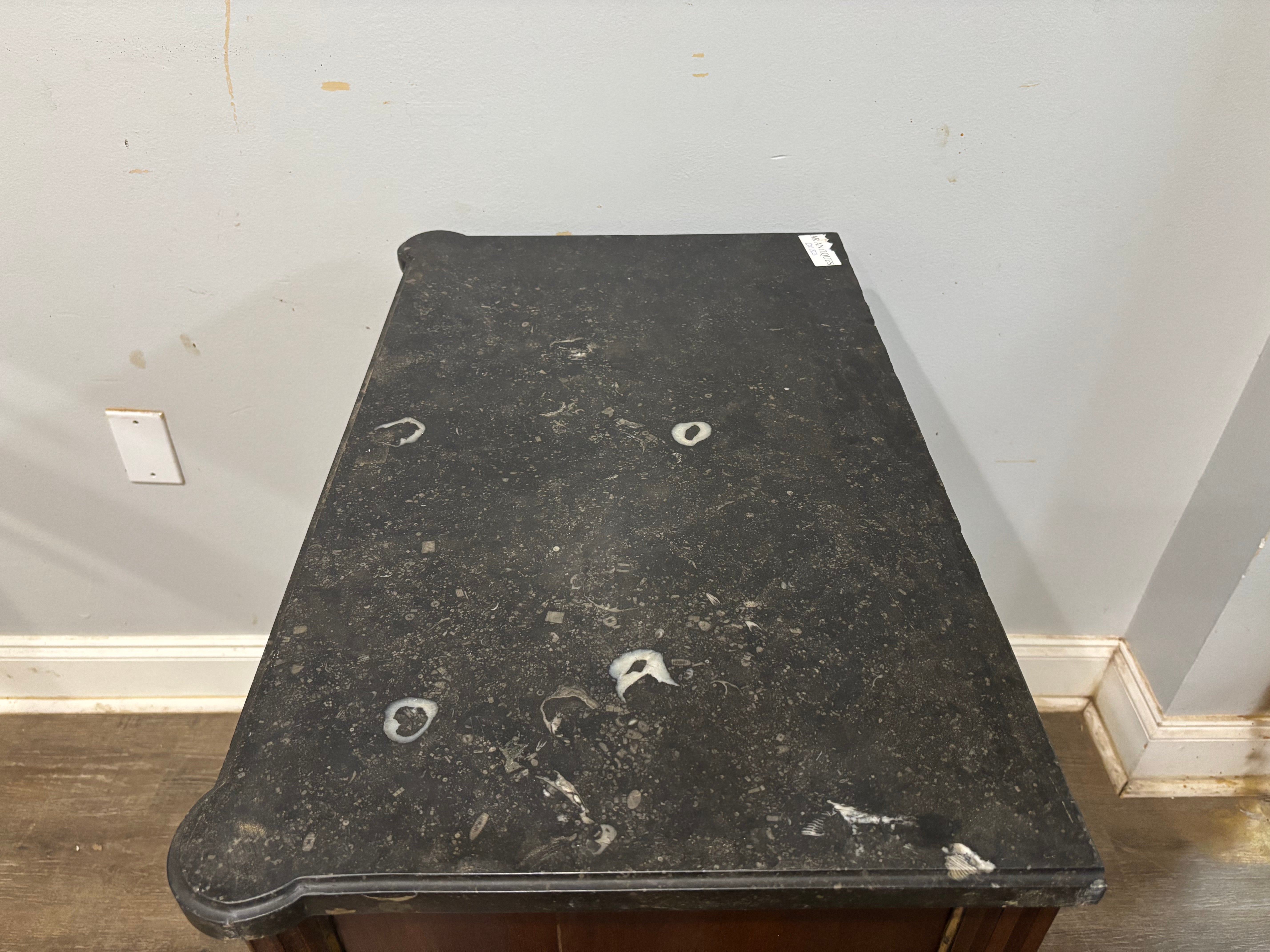 Petite commode française du 19e siècle Bon état - En vente à Stockbridge, GA