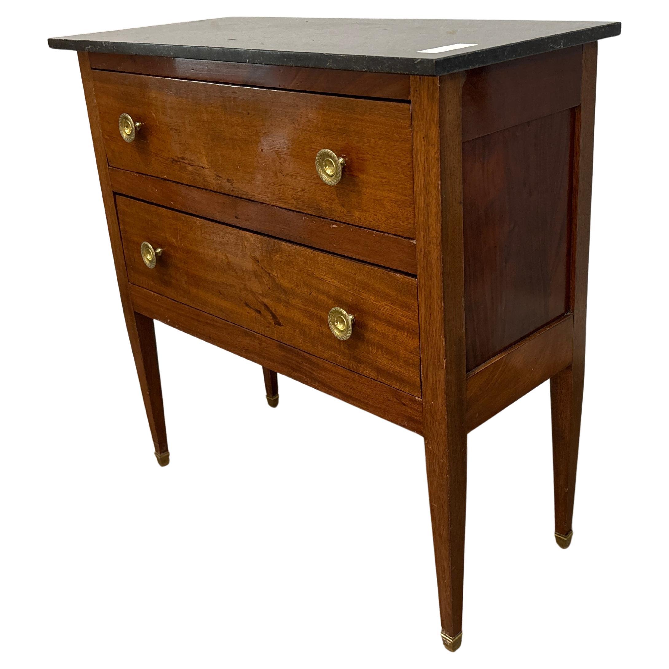 Piccola commode francese del XIX secolo In condizioni buone in vendita a Stockbridge, GA